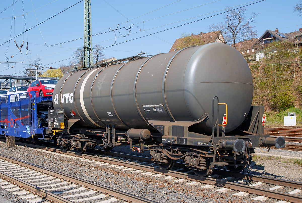 Vierachsiger-Drehgestell Kesselwagen, RIV 37 80 7957 009-9 D-VTG, der Gattung Zas, der VTG AG (Hamburg), im Zugverband am 09.04.2017 bei einer Zugdurchfahrt im Bahnhof Marburg (Lahn). 
Laut Gefahrguttafel (30/1202) beladen mit Heiz�l (leicht) oder Dieselkraftstoff.

TECHNISCHE DATEN:
Gattung: Zas
Spurweite: 1.435 mm (Normalspur)
L�nge �ber Puffer : 13.440 mm
Drehzapfenabstand: 8.400 mm
Achsabstand im Drehgestell: 1.800 mm
H�chstgeschwindigkeit: 100 km/h 
Kleinster befahrbarer Gleisbogen: R= 35 m
Eigengewicht: 23.250 kg
Max. Nutzlast: 56,7 t (ab Streckenklasse C)
Gesamtvolumen: 73.186 Liter
Pr�fdruck: 4 bar
Max. Betriebsdruck: 3 bar