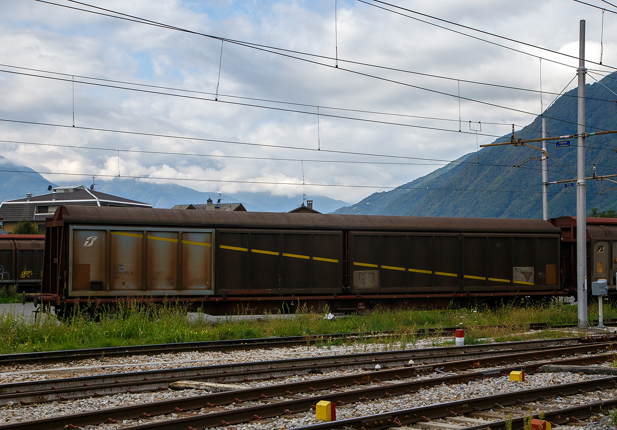 Vierachsiger, großräumiger Schiebewandwagen 31 83 2764 794-3 I-MIR, der Gattung Habils, der Mercitalia Rail Srl am 14.09.2017 im Bahnhof Tirano. Hier in Tirano werden die Wagen mit Mineralwasser beladen und gehen in die Welt.

TECHNISCHE DATEN:
Spurweite: 1.435 mm
Länge über Puffer : 21.700 mm
Drehzapfenabstand: 16.660 mm
Achsabstand im Drehgestell:  1.800 mm
Eigengewicht:  28.400 kg
Ladefläche: 50 m²
Rauminhalt: 131 m³
Max. Zuladung: 51,5 t (ab Streckenklasse C)
Höchstgeschwindigkeit: 100 km/h (beladen) / 120 km/h (leer)
Kleinster befahrbarer Gleisbogenradius:  60m 
Intern. Verwendungsfähigkeit: RIV
