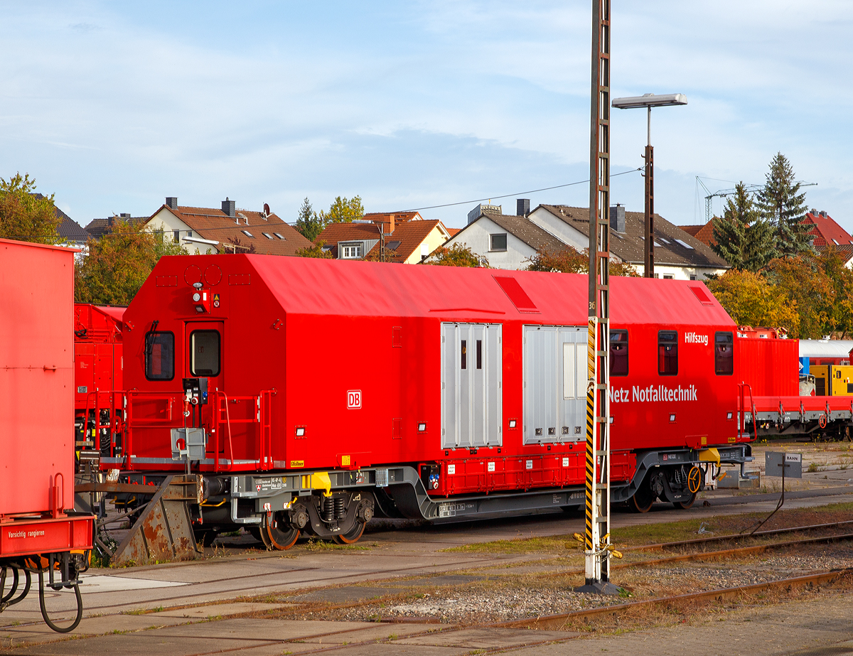 Vierachsiger Hilfszugwagen D-DB  97 80 9 370 002-4 der DB Netz AG Notfalltechnik, Standort Fulda, hier am 05.10.2015 in Fulda.

Die Tr�gerwagen werden vom slowakischen Fahrzeughersteller Tatravag�nka a.s., Poprad (SK) hergestellt, dieser 2014/002, w�hrend die Wechselbeh�lter f�r die Hilfszugwagen vom �sterreichischen Spezialisten f�r Fahrzeugbau und Containertechnik Gf�llner GmbH, St. Georgen (A) geliefert werden. Die Aufbauten f�r die Rettungsz�ge kommen ebenfalls von Gf�llner, werden aber von den Dr�gerwerken AG in L�beck, die auch schon die Aufbauten f�r die Altbauz�ge hergestellt haben, komplettiert.

Technische Daten:
Spurweite: 1.435 mm 
L�nge �ber Puffer: 18.240 mm 
Achsabstand im Drehgestell: 1.800 mm 
Eigengewicht: 23.500 kg 
Max. Zuladung: 48,5 t