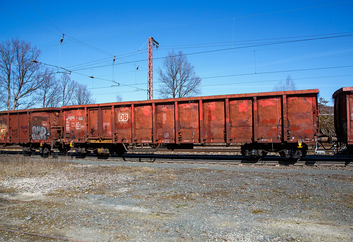 Vierachsiger offener Drehgestell-Güterwagen 31 80 5375 425-1, der Gattung Eanos-x 059, der DB Cargo AG am 31.03.2021 im Zugverband bei einer Zugdurchfahrt in Rudersdorf (Kr. Siegen).

Für den im Schrottverkehr gestiegenen Bedarf beschafft die DB AG ab dem Jahre 2000 über 600 weitere 4-achsige offene Güterwagen mit Seitenkippfähigkeit.

Die Wagen besitzen je Seite nur eine Doppelflügeltür, die eigentlich lediglich der Begehung dient, da die Wagen fast ausschließlich durch Kippen oder mittels Krane (Magnet oder Greifer) entladen werden. Die wurden von der Waggonfabrik Gniewczyna in Polen hergestellt. Dieser Wagen hat eine verstärkte Stirnwandaussteifung mittels U200-Profil erhalten. Nur etwa 20% dieser Wagen sind mit einer Feststellbremse ausgestattet.

Der Güterwagen ist eine Weiterentwicklung des Eanos 052-Wagens, ist aber nur mit zwei diagonal angeordneten Türen ausgerüstet. Er dient vorzugsweise dem Transport von witterungsunempfindlichen Schütt- und Stückgütern (wie Kohle, Briketts, Schrott, Erze, Steine und Erden). Das Untergestell ist eine Schweißkonstruktion aus Walzprofilen in den Materialgüten St 37 und St 52 und ist Rahmenbauweise ausgeführt.

Der Fußboden besteht aus 6 mm dicken Blechen. An den Außenseiten des Wagenkastens sind 32 Bindeösen, am Obergurt 20 offene Haken und im Wageninnern in einer Höhe von 200 mm über FO 16 Zurrösen angeordnet. Der Güterwagen ist seitenkippfähig.

TECHNISCHE DATEN:
Spurweite: 1.435 mm (Normalspur)
Achsanzahl: 4 in zwei Drehgestellen
Länge über Puffer: 15.740 mm
Drehzapfenabstand: 10.700 mm
Achsabstand im Drehgestell: 1.800 mm
Drehgestell-Bauart: Y 25 Lsd 1 - 628/629
Ladelänge: 14.500 mm
Ladebreite:  2.720 mm
Ladehöhe: 2.100 mm
Ladefläche: 39,4 m²
Laderaum:  82,5 m³
Türöffnung:1.800 × 1.800 mm
Höchstgeschwindigkeit: 100 km/h (beladen) / 120 km/h (leer)
Maximales Ladegewicht: 66 t (ab Streckenklasse D)
Eigengewicht: 23.500 kg
Kleinster bef. Gleisbogenradius: R 75 m
Bremse: KE-GP-A
Handbremse: nein Verwendungsfähigkeit: RIV

