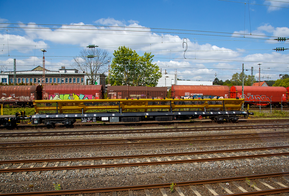 Vierachsiger Weichentransportwagen (Drehgestell-Flachwagen)  81 74 4621 008-7 S-LOG (in Schweden eingestellt) der Gattung Skklps der Vossloh Logistics GmbH abgestellt am 30.04.2022 in Schwerte (Ruhr). Aus einen IC heraus fotografiert. 

TECHNISCHE DATEN (laut Anschriften):
Gattung: Skklps
Spurweite: 1.435 mm (Normalspur)
L�nge �ber Puffer: 26.500 mm
Radsatzstand in den Drehgestellen: 2.000 mm
Ladel�nge:  25.000 mm
Eigengewicht: 34.700 kg 
Max. Zuladung: 33,4 t (ab Streckenklasse B) 
Max. Geschwindigkeit: 100 km/h 
Kleinster Gleisbogenhalbmesser: 120 m
Handbremse: Ja
Intern. Verwendungsf�higkeit: TEN-CW

Bedeutung der Gattungsbezeichnung (Sklps) :
S  Drehgestell-Flachwagen in Sonderbauart
kk  mit 4 Rads�tzen, Lastgrenze  zwischen 40 t 50 t
l  ohne Rungen
p  ohne Borde
s  geeignet f�r Z�ge bis 100 km/h
