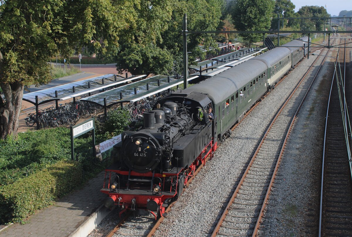 Vom F�ssgangerbr�cke in Dieren wird am Morgen von 3 September 2023 die -20 Minuten versp�teter-  Einfahrt der 1.VSM Pendelzug mit 64 415 auf den Chip gebrannt.