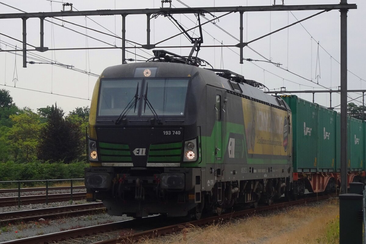 Vom hinter den Gitter: am 22 Juni 2023 treft LTE 193 740  KOMMT ZUM ZUG  mit der Erant-Containerzug in Oss ein. Die Buchstabierung auf die Container sieht aus wie 'EPATH' aber das ist die Cyrillische Schreibweise f�r Erant -der Containerzug kommt mit Getreide aus Ukraine. 