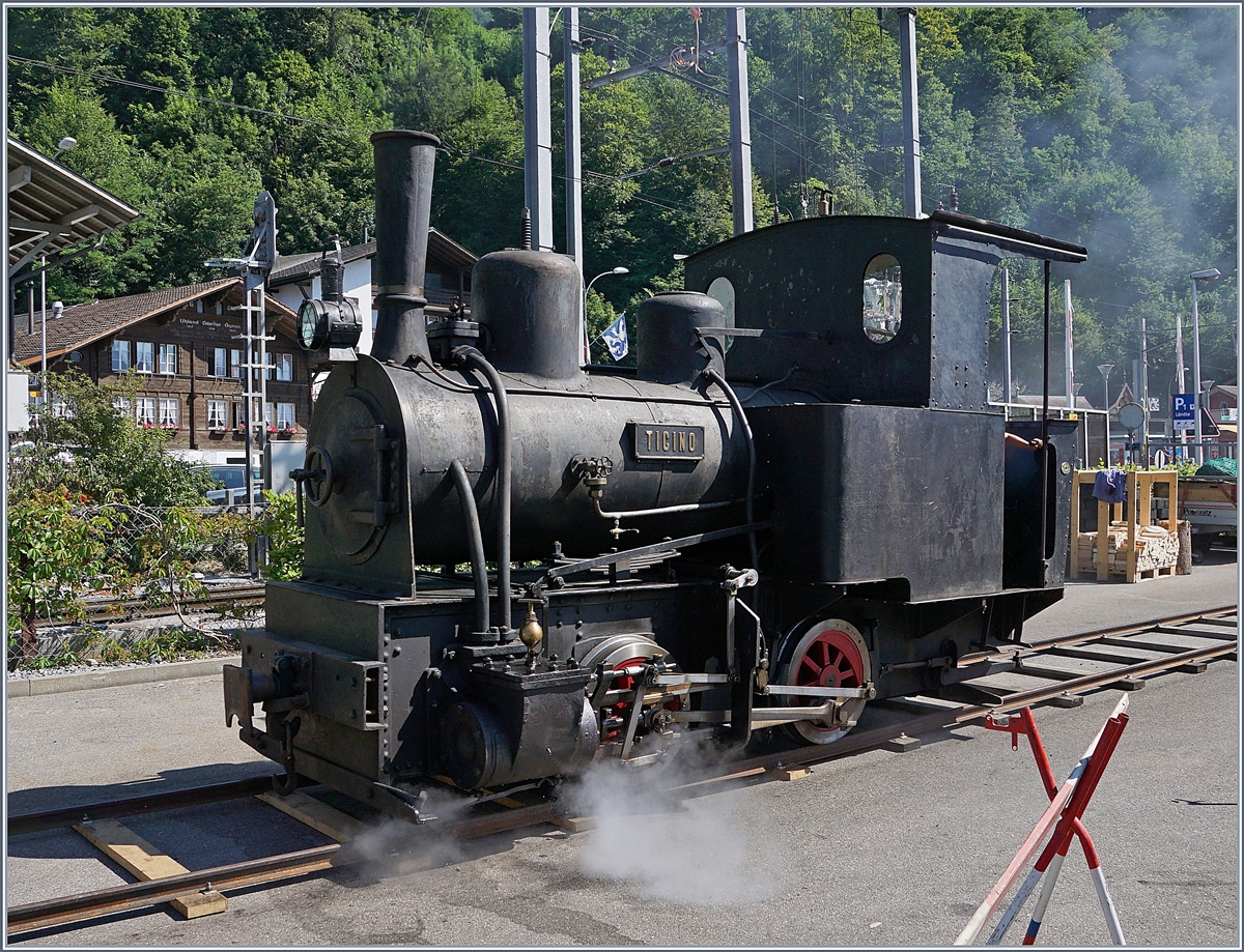 Von Alters her war die Magadino-Ebene eine fruchtbare Landschaft, bis 1515 ein Bergsturz  die Gegend verwüstete. Mit  dem Bau der Eisenbahn nach Locarno Ende des 19 Jahrhunderts wurde dann die Sumpflandschaft entwässert und der Ticino begradigt. Dazu erhielt das Consorzio Correzione del Fiume Ticino diese kleine G 2/2 Bn2t. Die Lok wurde von Arnold Jung in Jungenthal bei Kirchen im Jahre 1889 unter der Fabriknummer 59 gebaut. 1941 wurde die Lok abgestellt und am 20. Mai 2016 als Leihgabe der Familie Travani an Martin Horath abgegeben. Seit dem 3. Sept. 2016 fährt die Lok wieder.
Das Bild zeigt die G 2/2  Ticino  bei Pendelfahrt auf einem eigens dazu verlegten Gleis in Brienz im Rahmen der Schweizer Dampftage Brienz 2018 und bietet sich für Führerstandsfahren an.
Auch wenn die Lok nicht so schön glänzt wie die SNCF 141 R 1244 mag ich sie ganz besonders, konnte ich doch das allererste Mal auf einer Dampflok mitfahren.
30. Juni 2018