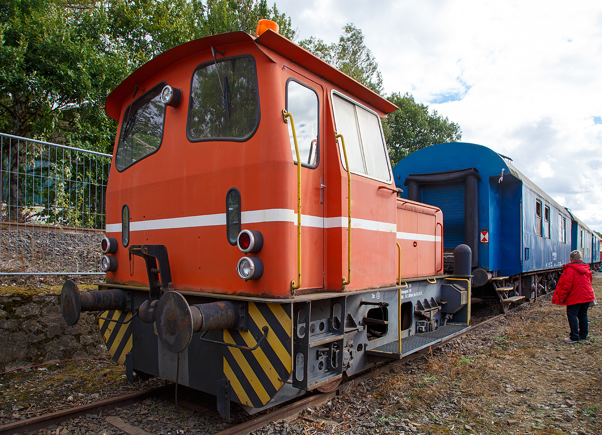 

Von der anderen Seite...
Die Gmeinder 5332 eine Dieselhydraulische Rangierlokomotive vom Typ 130 PS (Baujahr 1964) am 02.10.2016 beim Tag der offenen Tür der BLE Butzbach-Licher Eisenbahnfreunde e. V. in Butzbach. 

Geliefert wurde die Lok an Raab Karcher GmbH in München-Giesing. Später war sie bis 2007 für die P&G - Procter & Gamble Manufacturing GmbH (bekannt durch Babywindeln) in Worms und Neuss im Einsatz.

TECHNISCHE DATEN:
Spurweite: 1.435 mm (Normalspur)
Achsformel: B
Gewicht der Lok: 20 t
Motorleistung: 130 PS
Gebaute Stückzahl: 2