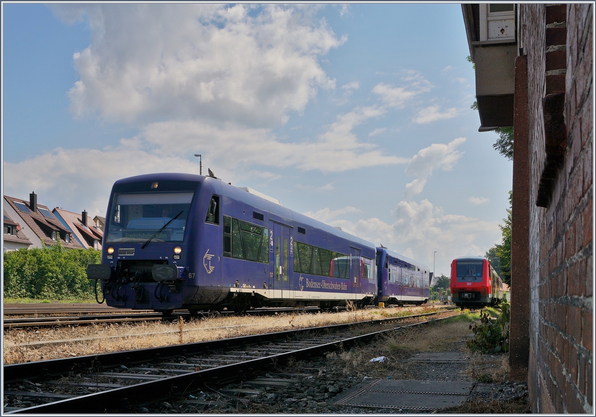 Von Aulenendorf kommend erreicht ein BOB VT 650 den Bahnhof Friedrichshafen Stadt. Nach einem kurzen Aufenthalt und dem Richtunswechsel wird der Zug nach Friedrichshafen Hafen weiterfahren. 
16. Juli 2016