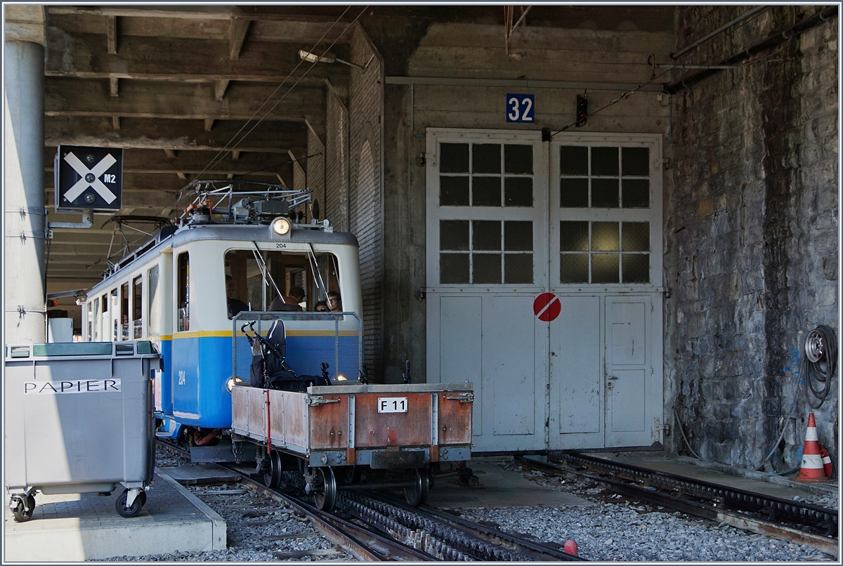 Von einem leider nicht gerade günstigen Fotostandpunkt fotografierte ich den Bhe 2/4 204 der Rochres de Naye Bahn, der als Fahrplanzug Richtung Rochers de Naye Montreux verlässt.
21. August 2018