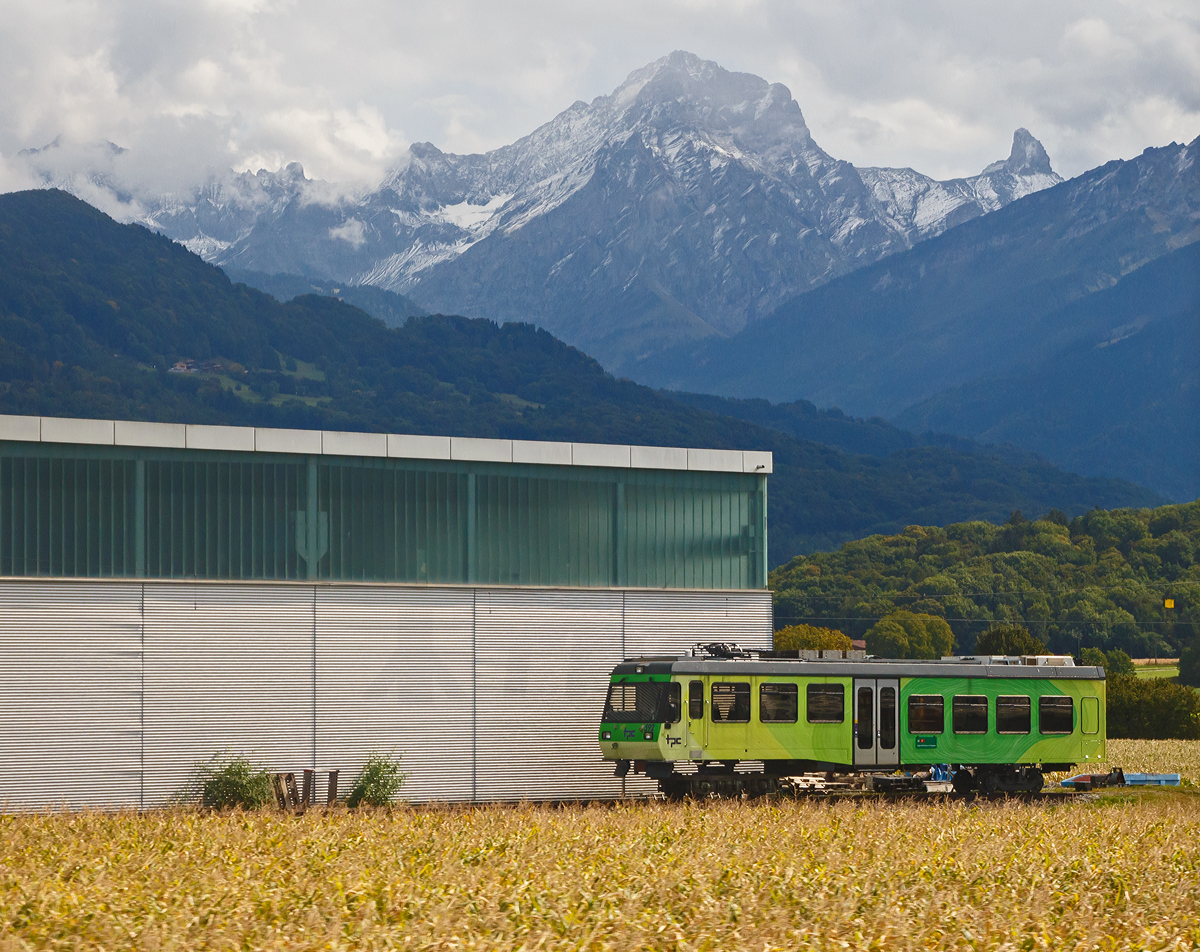 
Vor dem Depot der TPC (Transports Publics du Chablais SA) in Aigle steht am 16.09.2017 der  halbe  TPC Beh 4/8 592 der wohl seiner Drehgestelle beraubt wurde und nun auf Hilfsdrehgestelle steht.