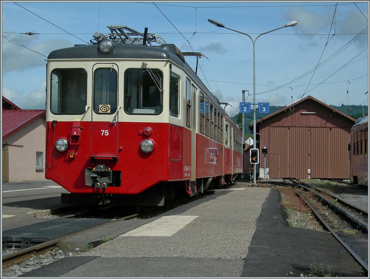 Vor Pfingsten wurden einige Z�ge mit zwei CEV BDe 2/4 gefahren. Hier wartet der Regionalzug 1322 in Blonay auf die Abfahrt nach Vevey. 
5. Juni 2014