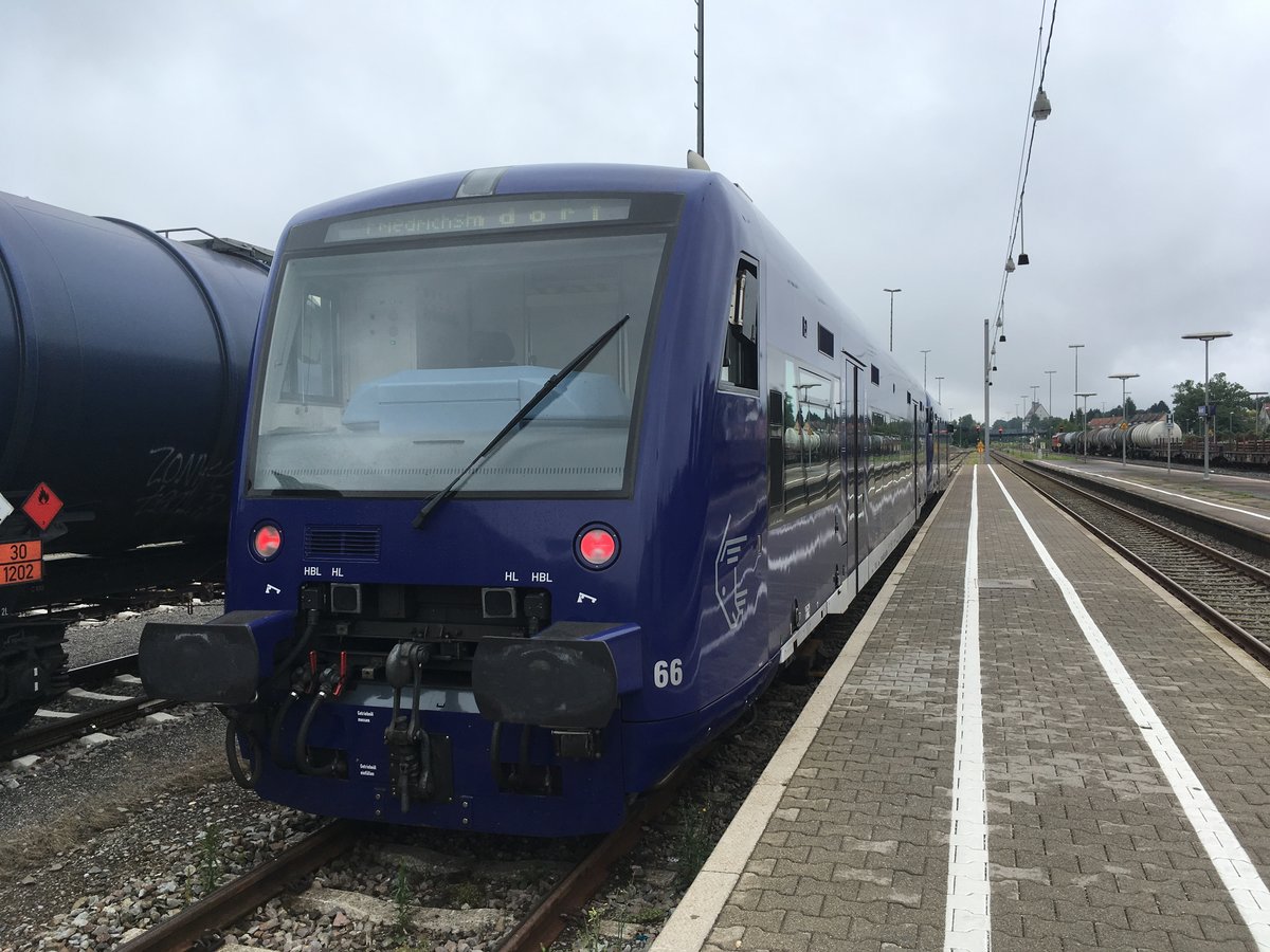 VT 66 der Bodensee - Oberschwabenbahn am 28.07.17 in Aulendorf.

Scheinbar mit einer nur 50 % einsatzfähigen Zielanzeige.