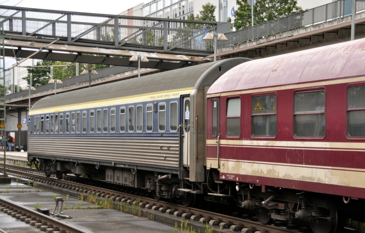 Wacken Schlafwagen im Sonderzug, wahrscheinlich ein A-CWL 61 81 70-70 001-6 Typ TRI Inox, ex SNCF,am Zugschluss des Wacken-Sonderzugs in Neu-Ulm am 06.08.2023.