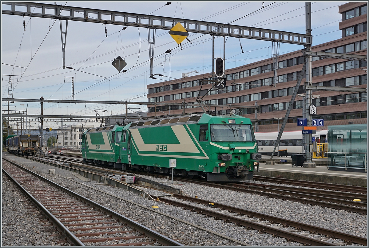 Während bei der MOB die Ge 4/4 Serie 8000 und bei der RhB die Ge 4/4 III meist einzel im Einsatz sind, erfordern die Kieszüge der BAM / MBC in der Regel eine Doppeltraktion der beiden Ge 4/4 21 und 22. Im Bild rangieren die Ge 4/4 21 und 22 nach der Ankunft des Kieszuges in Morges.

18. Oktober 2021