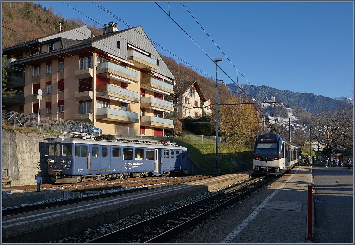 Während der CEV MVR ABeh 2/6 7504 als Regionalzug nach Les Avants den Bahnhof von Chernex verlässt, wartet der MOB BDe 4/4 3005 auf einen nächsten Einsatz. 

6. Februar 2020