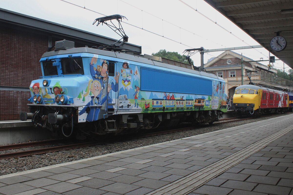 Während ein Bahnhofsfest steht RXP 9902 am 8 Juni 2024 in Baarn.