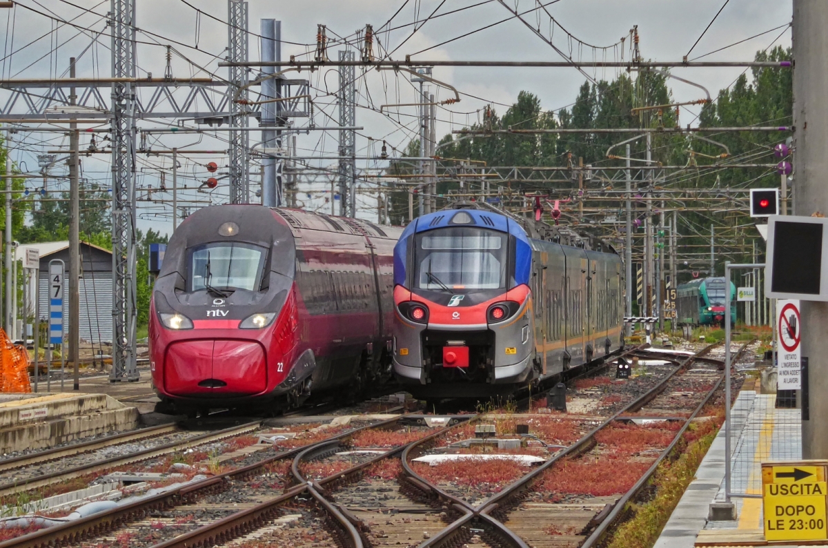 W�hrend ein ETR BR 104 auf dem Zwischengleis Rangiert, f�hrt der ETR 675 22 Italo EVO, in den Bahnhof von Ferrara ein, oben rechts steht ein ETR BR 350 welcher auf seinen Einsatz wartet. 08.05.2025 