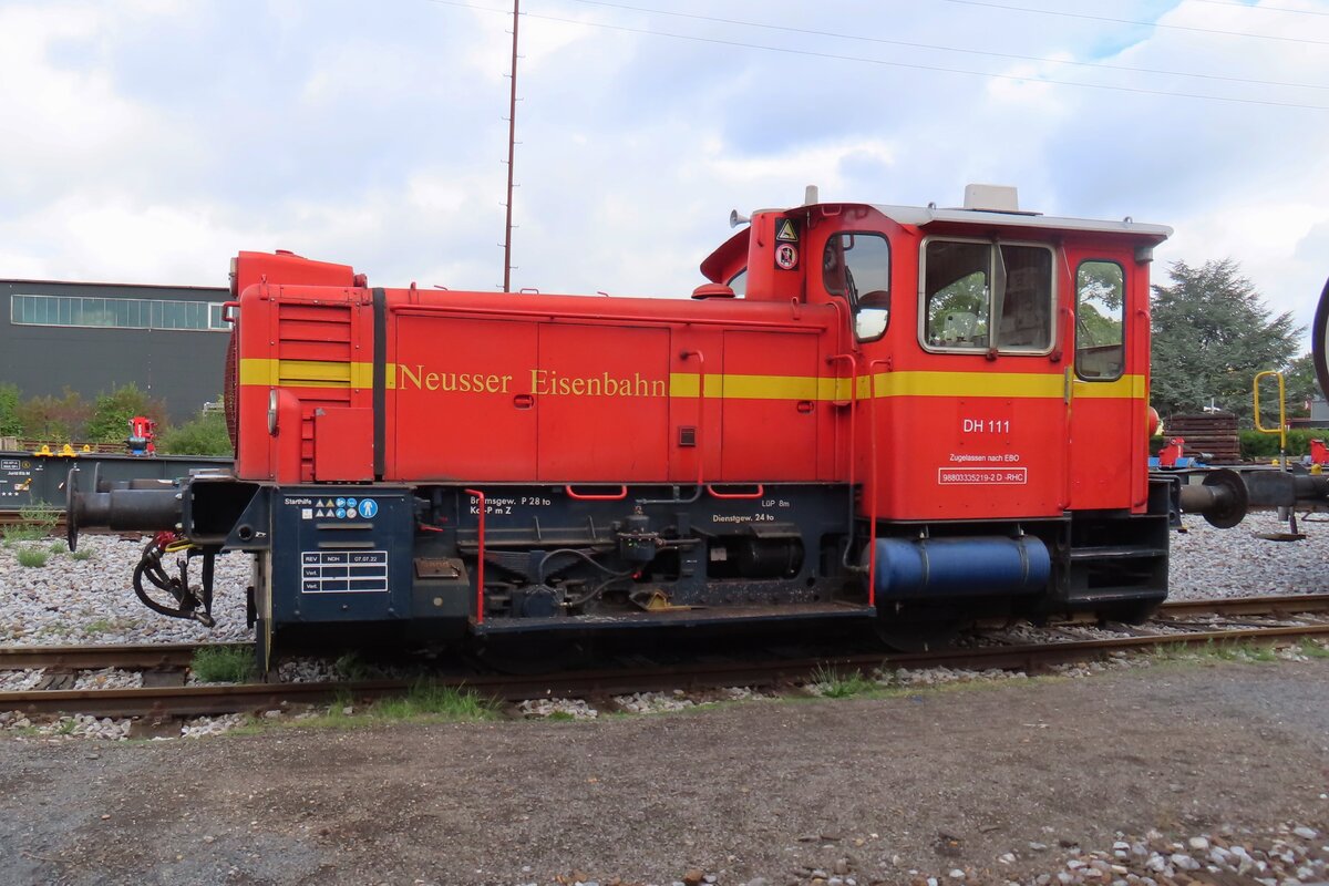 Während ein Offener Tur Tag am 21 September 2025, RheinCargo DH 111/335 219 -noch immer in Neusser Eisenbahnfarben- steht als Ausstellungsstück auf das RhC Gelände in Neuss am Kaiser.