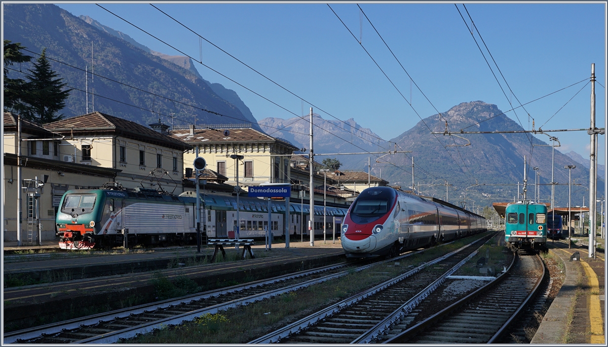 Während die lange Nase des Pinocchio schon im Schatten ist, zeigen sich die Trennord E 464 192 und der FS Aln 668 1201 im der Abendsonne. 
Domodossola, den 7. Okt. 2016