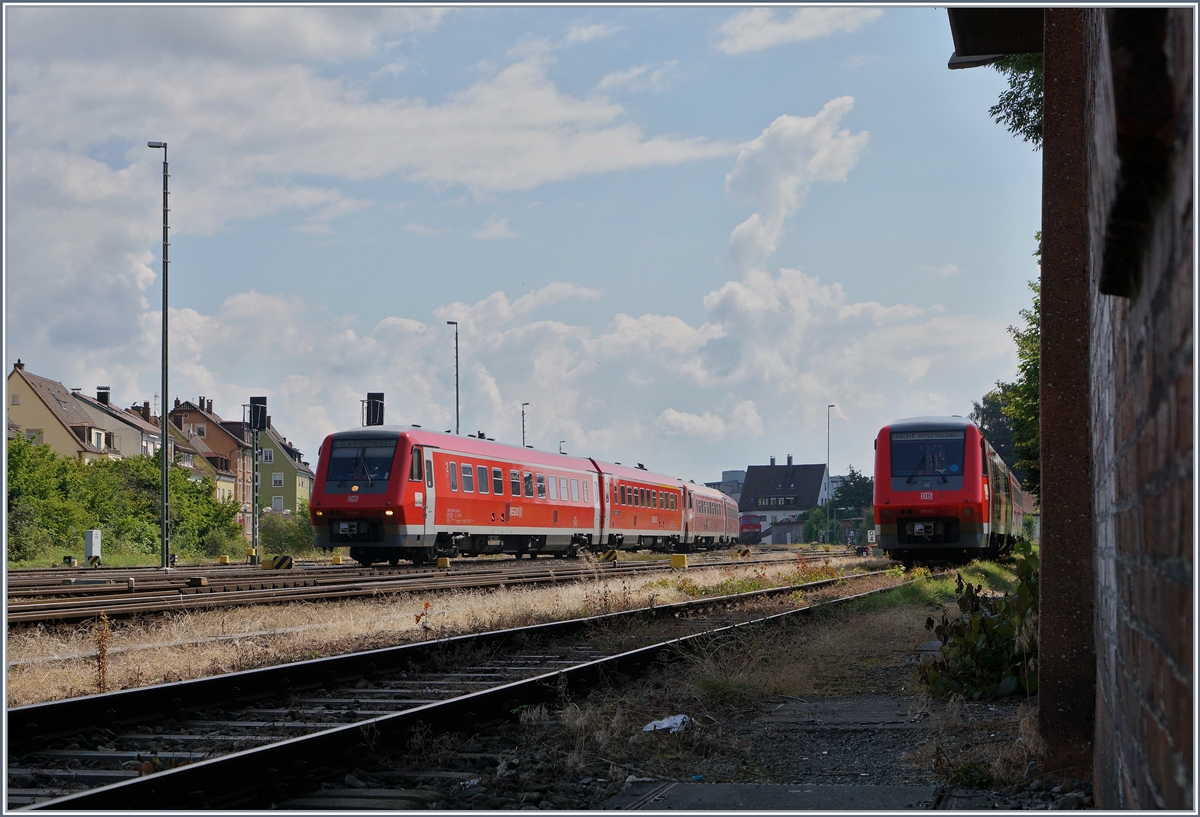 W�hrend rechts im Bild ein VT 611 pausiert, erreicht von Ulm kommend zwei VT 611 den Bahnhof Friedrichshafen Stadt.
16. Juli 2016