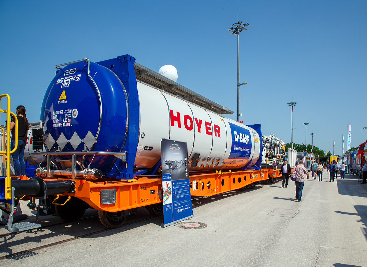 
Wascosa 4-achsiger Containertragwagen der Gattung Sgmmns 48‘, f�r den Transport von intermodalen Ladeeinheiten und des Wascosa flex freight systems (Wechselaufbauten) wurde, noch ohne UIC-Nr. , auf der Messe “transport logistic 2019“ in M�nchen (hier 05.06.2019) pr�sentiert.

Gebaut wurde der Wagen vom slowakischen G�terwagenhersteller Tatravag�nka in Poprad

TECHNISCHE DATEN:
Spurweite: 1.435 mm
L�nge �ber Puffer: 15.980 mm
Drehzapfenabstand: 10.185 mm
Radsatzstand in den Drehgestellen: 1.800 mm
Ladel�nge: 14.650 mm
H�he der Ladeebene f�r Container �ber S.O.: 1.105 mm
Drehgestell: Y25Ls-K
Raddurchmesser: 920 mm (neu) / 860 mm (abgenutzt
Durchschnittl. Eigengewicht: 16 t
Max. Zuladung bei Lastgrenze S: 74 t (ab Streckenklasse D)
Max. Geschwindigkeit: 100 km/h (leer 120 km/h)
Max. Radsatzlast: 22,5 t
Druckluftbremse: Knorr KE-GP-A (K)
Kleinster bef. Gleisbogenradius: 150 m (im Zugverband) / 75 m der Einzelwagen
Intern. Verwendungsf�higkeit: TEN

