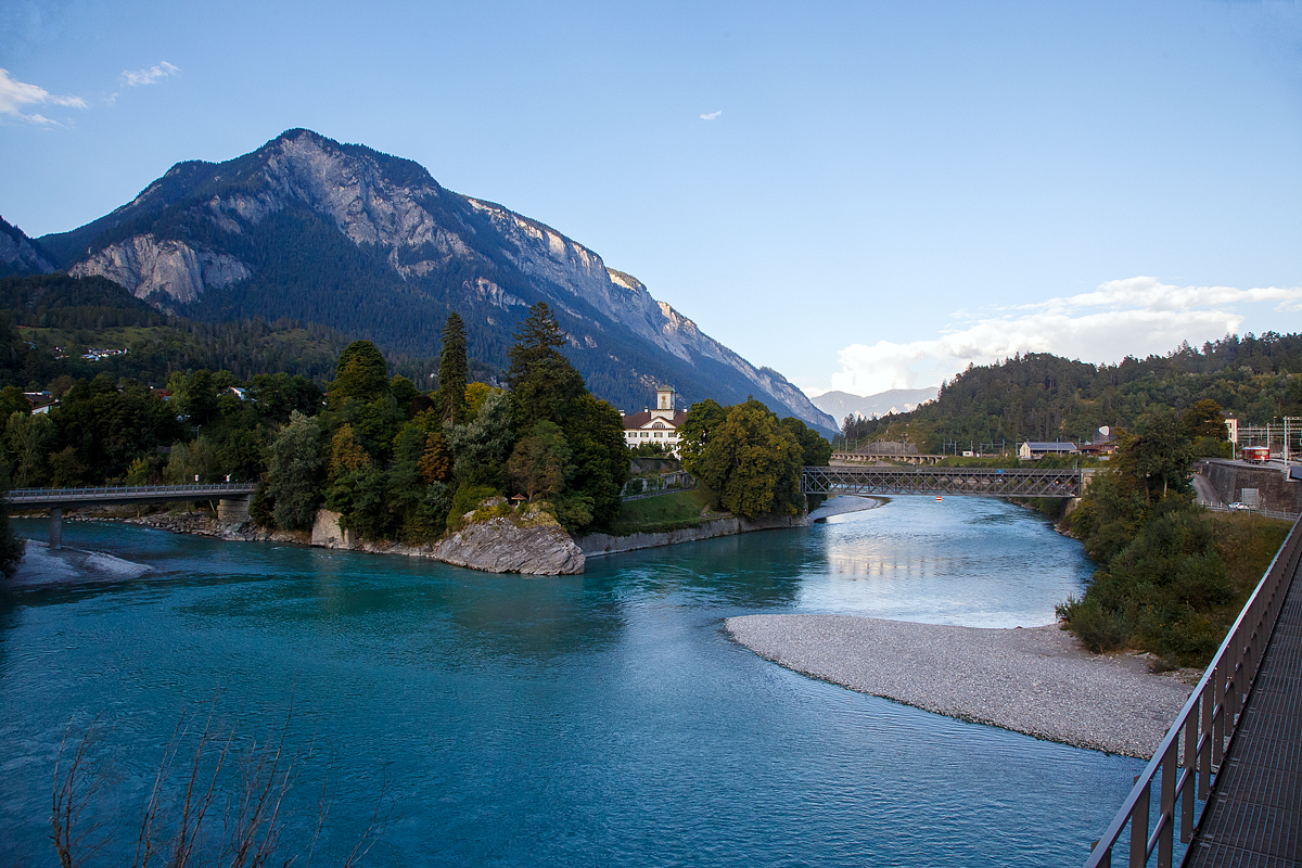 Wir fahren am 06.09.2021 mit dem RhB IR (St. Moritz – Chur), nun fahren wir über die Hinterrheinbrücke und erreichen gleich den Bahnhof Reichenau-Tamins. Dort steht auch (ganz rechts im Bild) der RhB Triebwagen Be 4/4 514 mit einem Pendelzug.

Den weiteren Verlauf der Bahnstrecke Landquart–Thusis kann man auch sehr gut erkennen. Unten der Zusammenfluss von Vorder- und Hinterrhein, in der Bildmitte das Schloss Reichenau und nach rechts über nun vereinigten Rhein die Emserbrücke.