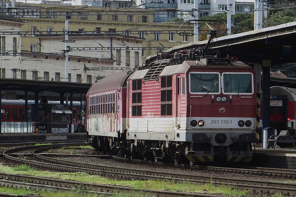 ZSSK 263 010 steht mit ein Regionalbahn am 27 Augustus 2021 in Bratislava hl.st. und beweist damit, dass die Princesna nicht n�r mit DoStos fahren k�nnen.