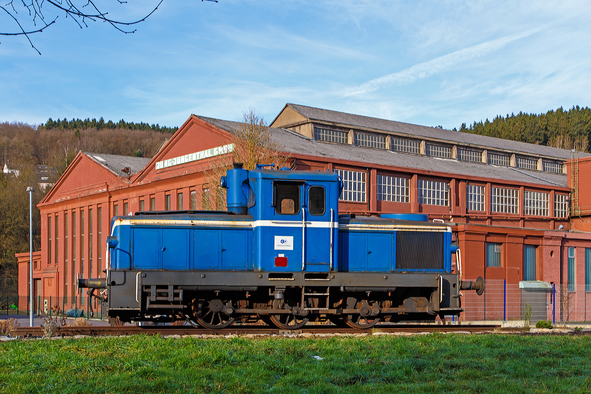 
Zurück zu den Ursprüngen bzw. neben ihrer „Geburtsstätte“....

Die Jung R 42 C ehemalige Werkslok Nr. 12 der Firma Gontermann-Peipers, ex Lok 12 der Kleinbahn Weidenau-Deuz, später SK 12 Siegener Kreisbahn, hier am 18.01.2015 als Denkmallok in Kirchen/Sieg.

Diese Jung R 42 C, die von der Gießerei Gontermann-Peipers GmbH, Siegen-Kaan-Marienborn an den Heimatverein Kirchen gestiftete Jung-Lok kehrte zu ihren Wurzeln nach Kirchen zurück und ist nun als Denkmal, gleich neben ihrer „Geburtsstätte“ den Werkshallen der ehemaligen Lokfabrik Jung Jungenthal GmbH aufgestellt.

Die Lok vom Typ R 42 C wurde 1959 von der Firma Jung Jungenthal GmbH, Kirchen (Sieg)  unter der Fabriknummer 13117 gebaut und an AB Industridiesel in Stockholm (ein Händler) geliefert. Sie wurde aber, aus unbekannten Gründen, 1960 wieder an Jung zurückgegeben, die sie dann an die Kleinbahn Weidenau-Deuz lieferte. 
Die Kleinbahn Weidenau-Deuz erhielt ebenso wie die Siegener Kreisbahn vier Lokomotiven und die Freien Grunder Eisenbahn in Herdorf eine, so dass nach der Fusion als Siegener Kreisbahn 1970 dort neun Lokomotiven verkehrten. Durch die Fusion zum 01.01.1970 wurde sie dann zur SK 12. Von 2000 bis 2002 war die Lok dann an die BLE - Butzbach-Licher Eisenbahn AG, Butzbach  vernietet. Im Februar 2003 wurde sie dann an Gontermann-Peipers verkauft.

Die Jung R 42 C ist eine dieselhydraulische Lokomotive von der 32 Exemplaren von Arnold Jung Lokomotivfabrik in Jungenthal bei Kirchen/Sieg gebaut wurden. Sie war vor allem für den Rangiereinsatz im Werksdienst vorgesehen, ab 1955 wurde die R 42 C angeboten.
Sieben Loks von diesem Typ gingen in den Wehrdienst, sie wurden zwischen 1956 und 1959 von der Bundeswehr beschafft und  bei der Truppe unter der Versorgungsnummer 2210-12-120-7680 in den Bestand übernommen.

Die Achsfolge ist C, als Antrieb dient ein aufgeladener MAN-Motor W8V 17,5/22A (wassergekühlter 8 Zyl. Reihenmotor) mit einer Leistung von 440 PS bei 1100 U/min, dieser überträgt seine Leistung auf ein hydraulisches Voith-Turbo-Getriebe L 37 U, dieses wiederum auf eine hinten liegende Blindwelle, die die drei Achsen über Kuppelstangen antreibt. Diese Leistungssteigerung von 40 PS,  gegenüber der R 40 C, machte den Einbau eines größeren Lüfters notwendig. Dieser ist am Lüftergitter auf dem Aufbau der dem Motor abgewandten Vorbau zu erkennen. Die Maschinen verfügen bei vergrößertem Raddurchmesser über einen verkürzten Radstand gegenüber der R 40 C.

Weitere Technische Daten: 
Achsfolge : C –dh
Spurweite: 1.435 mm (Normalspur)
Länge über Puffer: 9.285 mm
Breite: 3.120 mm
Höhe: 3.975 mm
Eigengewicht: 43.500 kg
Dienstgewicht: 45.000 kg
zulässige Geschwindigkeit: 60 km/h (heute laut Aufkleber G+P 25 km/h)
Raddurchmesser: 1.100 mm
Tankinhalt: 820 Liter (Diesel)
Sonstiges:  Läutewerk, Sicherheitsfahrschaltung
Die Bremse ist eine Knorr Druckluftbremse.

Im deutschen Fahrzeugeinstellungsregister ist für die Jung R 42 C die Nummer 3942 vorgesehen, diese hier hat aber keine NVR-Nummer da sie nur auf dem Werkgleis fährt.

Durch das Läutewerk, das bei dem teilweisen Betrieb wie Straßenbahn bei der Siegener Kreisbahn, ständig läutete, wurde die Siegener Kreisbahn auch im Volksmund „Bimmelbahn“  genannt.
