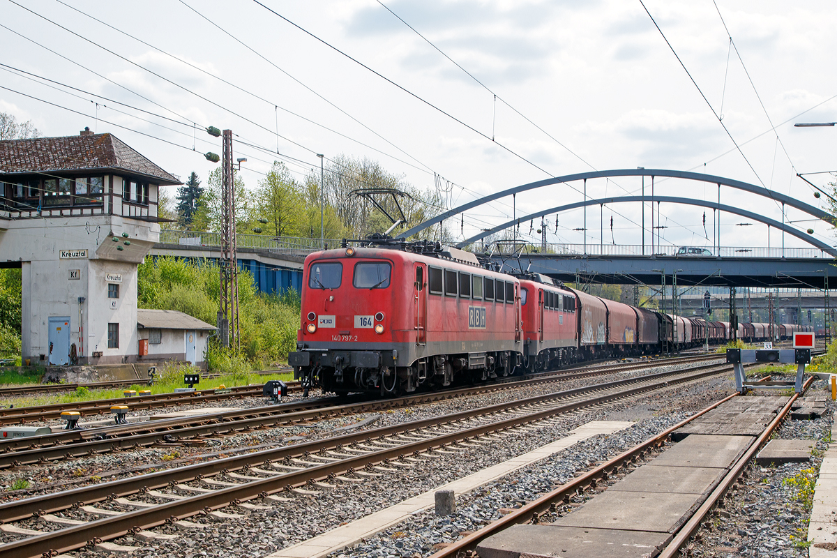 
Zwei 140er in Doppeltraktion - Die RBH 164 (140 797-2) und die RBH 161 (140 772-5) der RBH Logistics GmbH (Gladbeck) ziehen am 02.05.2015 eine lagngen gemischten Güterzug von Kreuztal in Richtung Hagen. 

Die RBH 164 (91 80 6140 797-2 D-RBH) wurde 1971 von Krauss-Maffei AG in München unter der Fabriknummer 19524 gebaut, der elektrische Teil ist von Brown, Boveri & Cie AG (BBC). Die RBH 161 (91 80 6140 772-5 D-RBH) wurde 1970 von Henschel in Kassel unter der Fabriknummer 31444, auch bei ihr ist der elektrische Teil von Brown, Boveri & Cie AG (BBC). Die RBH 161 ging 2012 und die RBH 164 ging 2013 an die RBH Logistics GmbH.
