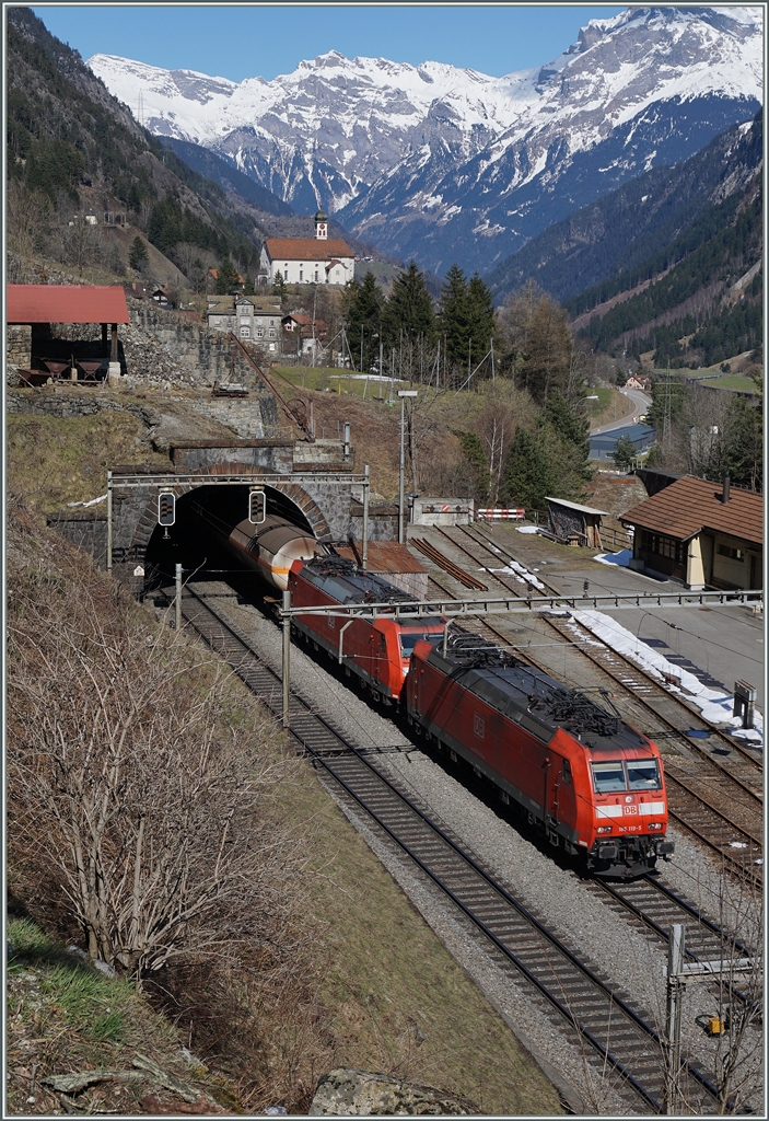 Zwei DB 185 auf der Fahrt Richtung Norden erreichen den Bahnhof Wassen. 
17. März 2016
