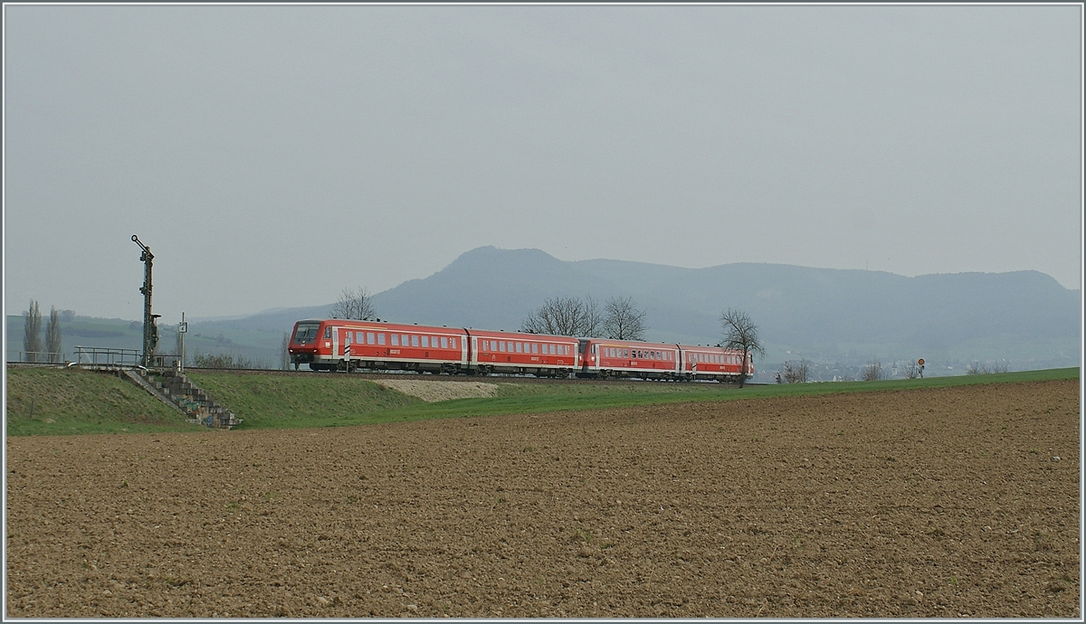 Zwei DB VT 611 als IRE von Ulm nach Basel Bad bei Wilchingen-Hallau unterwegs. 

8. April 2010