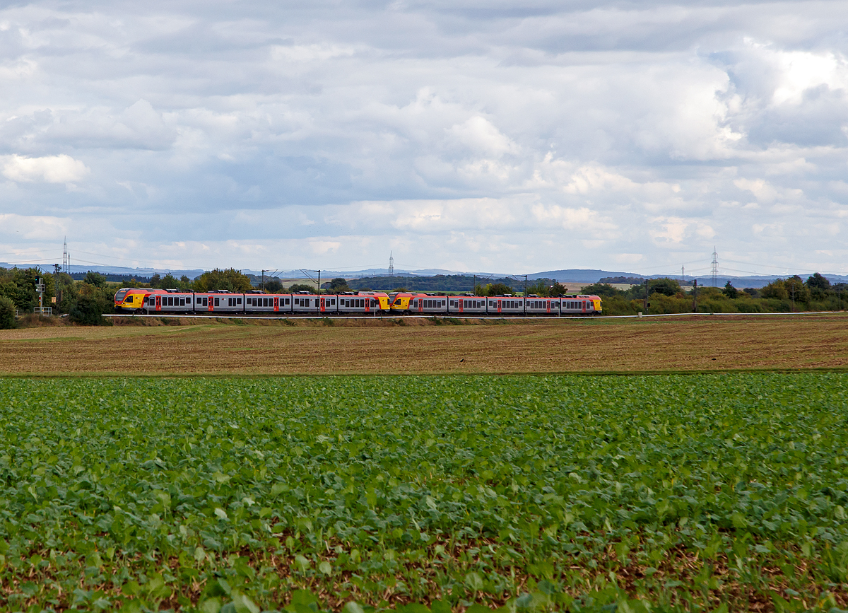 Zwei gekoppelte 5-teilige Stadler FLIRT (BR 429) der HLB (Hessischen Landesbahn) fahren am 02.10.2016 als RE 99  Main-Sieg-Express   Frankfurt am Main - Gie�en - Kassel bzw. Siegen (Umlauf HLB24464 und HLB24964), hier zwischen Ober- und Nieder-M�rlen auf der KBS 630 (Main-Weser-Bahn), in Richtung Gie�en. In Gie�en werden die Zuge dann gefl�gelt, der vordere Zugteil f�hrt weiter in Richtung Kassel und der hintere Zugteil in Richtung Siegen.