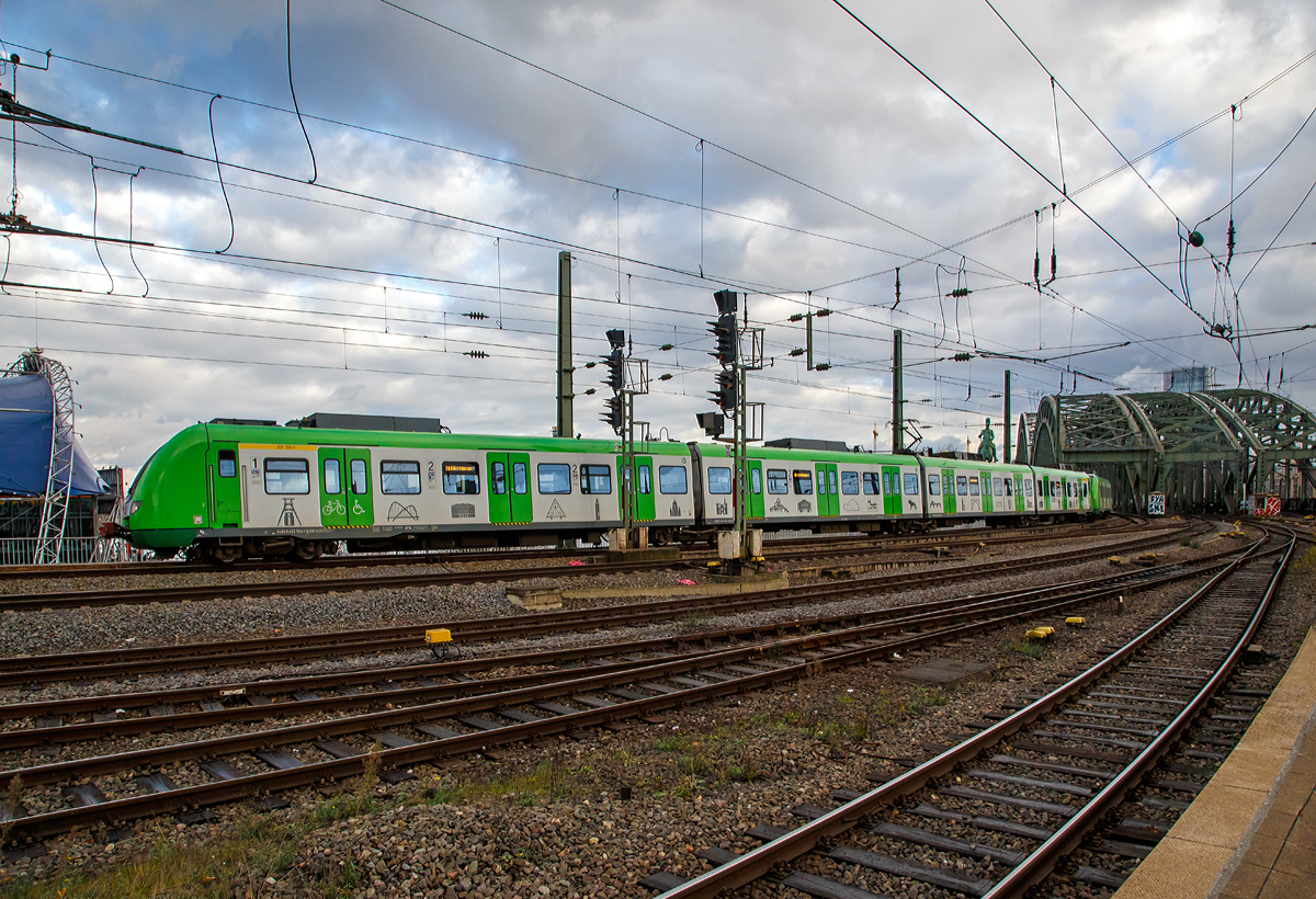
Zwei gekuppelte ET 422 der S-Bahn Rhein-Ruhr (Betreiber DB Regio NRW) erreichen am 22.12.2018, als S 6 Essen - D�sseldorf - K�ln-Nippes, den Hbf K�ln.