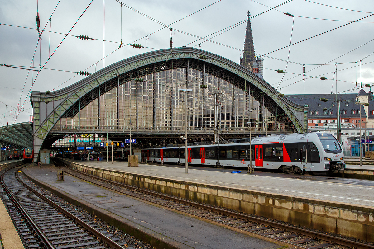 Zwei gekuppelte f�nfteilige Stadler FLIRT 3 (BR 1429) der Abellio Rail NRW haben am 22.12.2018, als Verst�rker des RE 1  Nordrhein-Westfalen-Express  Dortmund Hbf – K�ln Hbf, die Endstation K�ln Hauptbahnhof erreicht.

Die Triebz�ge wurden 2016 von der Stadler Pankow GmbH in Berlin f�r den Verkehrsverbund Rhein-Ruhr gebaut, welcher der eigentliche Eigent�mer der Z�ge ist. 