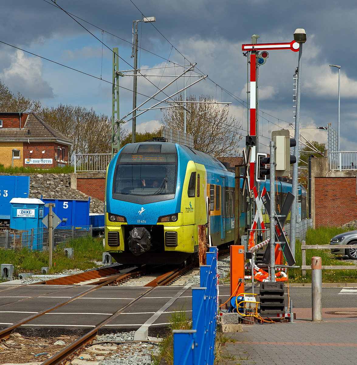 Zwei gekuppelte vierteilige Stadler FLIRT� der WestfalenBahn GmbH (WFB), ein Unternehmen der Abellio GmbH erreichen am 01.05.2022, als RE 15 „Emsland-Express“ den Bahnhof Emden Au�enhafen. Vorne der ET 414 „Rheine“ und dahinter der ET 411 „Lingen (Ems)“. Nach dem Halt hier im Bahnhof Au�enhafen geht es zur�ck zum Hbf Emden, nach dem Richtungswechsel geht es dann, via Leer, Lingen und Rheine, nach M�nster Hbf.

Die beiden FLIRT� der Baureihe 1428 wurden 2015 von der Stadler Pankow GmbH in Berlin gebaut.
