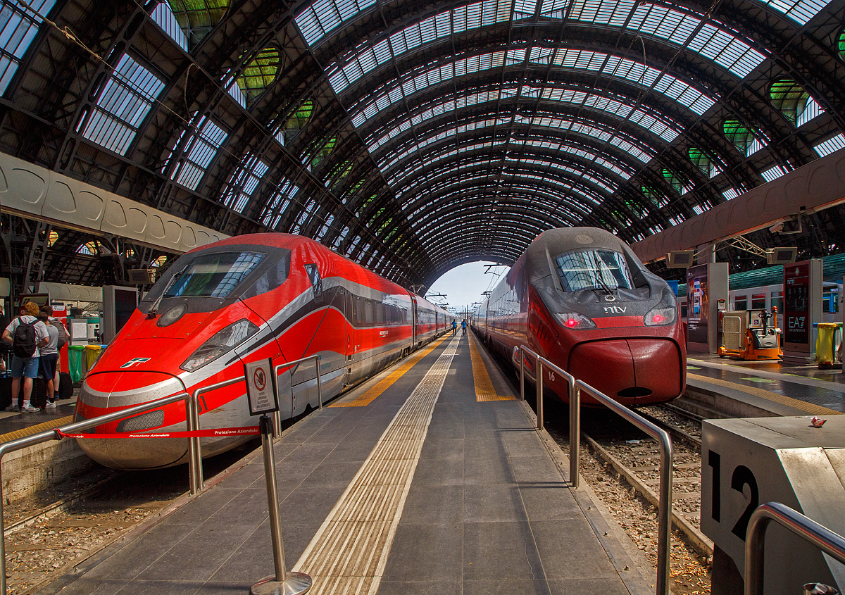 Zwei ungleiche Gesichter von Hochgeschwindigkeitstriebzügen am 12.07.2022 im Bahnhof Milano Centrale (Mailand Hbf):
Links der Trenitalia Frecciarossa 1000 ( Rote Pfeil 1000 ), der ETR.400.31 und rechts der Italo NTV ETR.675.16 der Nuovo Trasporto Viaggiatori.

Zudem unterscheiden sich die Triebzüge auch über die Hochgeschwindigkeit, der ETR 400 ist für 300 km/h (technisch möglich 360 km/h) zugelassen, der ETR 675 hat eine Hochgeschwindigkeit von 250 km/h.
