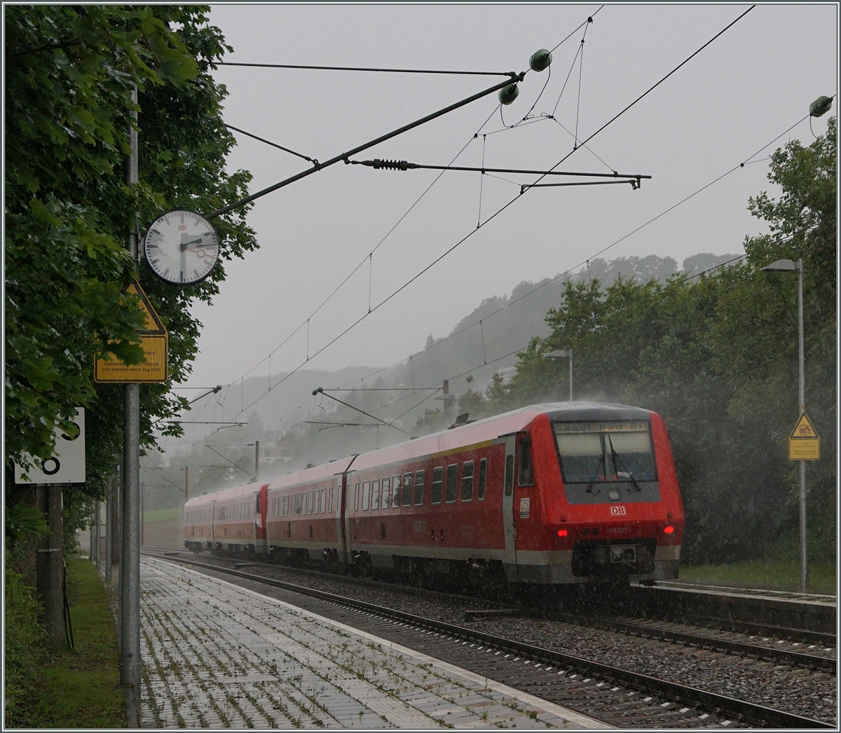 Zwei VT 611 eilen in Bietingen durch den Gewitterregen Richutng Basel Bad. Bf.
17. Juni 2016