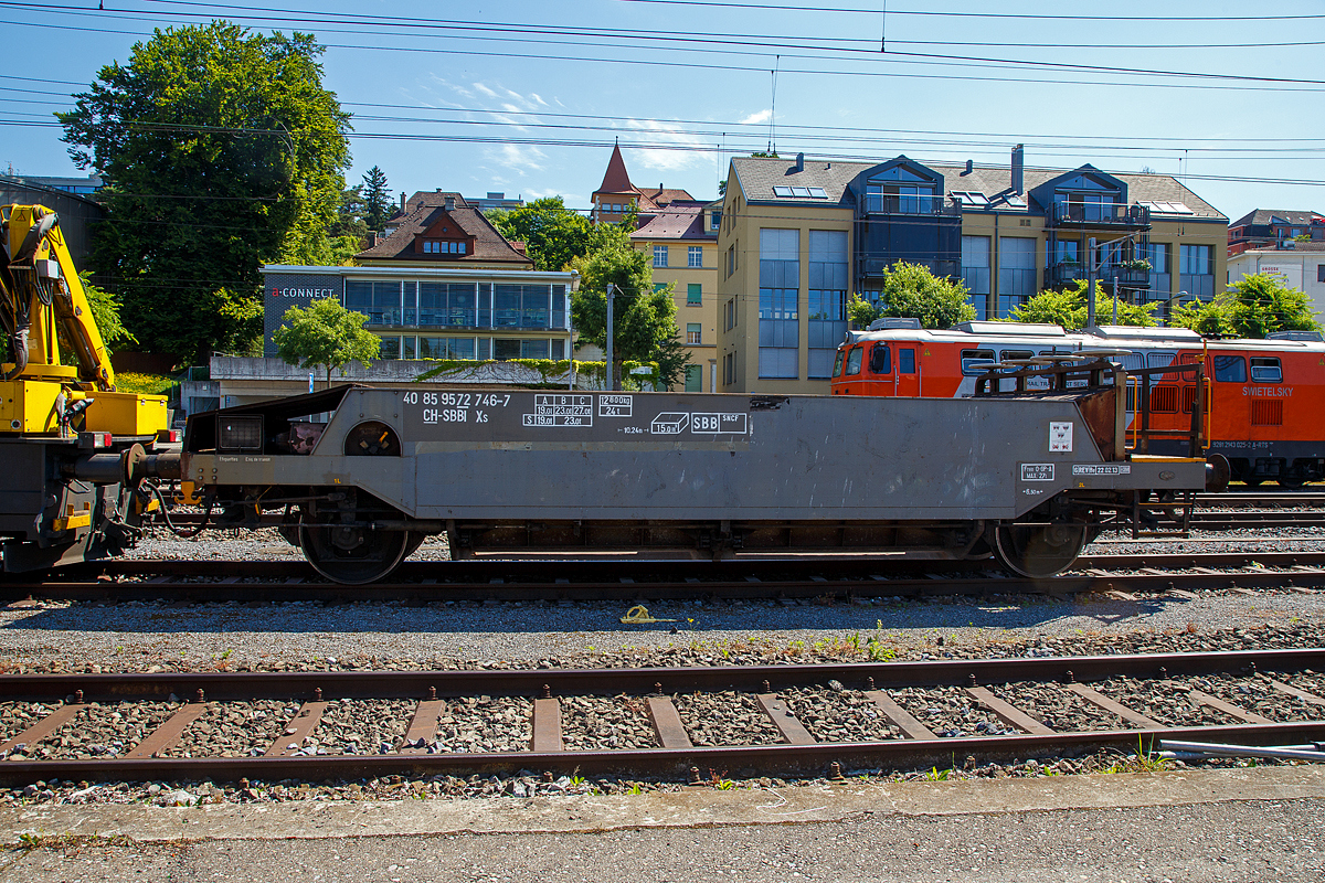 Zweiachsiger SBB Talbot Schotterwagen (Schwerkraft-Selbstentladung) mit einer Brems- und Bedienbühne, 40 85 9572 109-8 CH-SBBI, der Gattung Xs, der SBB Infrastruktur, abgestellt am 07.06.2015 beim Bahnhof Zürich-Tiefenbrunnen.

TECHNISCHE DATEN:
Hersteller: Talbot, Aachen (D)
Baujahr: ca. 1963
Spurweite: 1.435 mm (Normalspur)
Anzahl der Achsen: 2
Länge über Puffer:10.240 mm
Achsabstand: 6.500 mm
Eigengewicht: 12.800 kg
Max. Zuladung: 27,0 t
Zuladung bei Lastgrenze S: 23,0 t (ab Streckenklasse B)
Max. Ladevolumen: 15 m²
Bremse: O-GP-A max. 27 t
Zulassungen: SBB / SNCF
