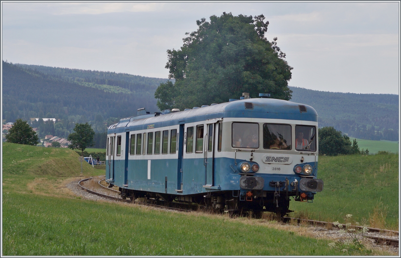 ... Es dürfte wohl wieder einige Zeit in Land zeihen bis ich erneut in den Genuss komme einen X 2800 zu sehen; wie schon dass ich mit da gründlich getäuscht habe! Denn schon gut ein Jahr später kam ich erneut dazu den X 2816 im Einsazt zu erleben: 

30 ANS CONI'FER /30 Jahre Coni'Fer - Neben der E 3/3 und der 52 8163-9 versprach das Programm als dritten Zug einen Autorail; zwar dache ich den Coni'Fer eigenen X 2426 zu sehen, doch der X 2816 der  Association l'autorail X2800 du Haut-Doubs  kam mir dann sehr gelegen. 
Der angesprochene X 2426 ist noch in Arbeit, aber man kann sich jetzt schon auf diesen schmucken Triebwagen freuen. 
Das Bild zeigt den X 2816 als Zug N° 3 Les Hôpitaux Neuf (ab 14.00) nach Fontaine Ronde kurz vor Le Touillon, bei bei Km 58 J-E / J-S / SBB bzw. Km 467 PLM / SNCF. Es dürfte der erste X 2800 sein, der auf dieser Strecke zum Einsatz kommt. 

15. Juli 2023