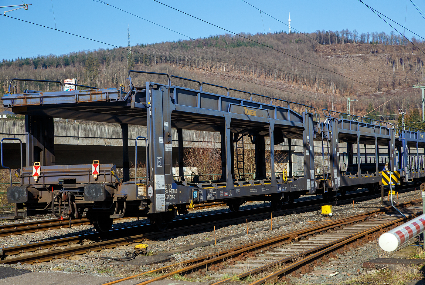2 x 2 achsiger leerer offener Doppelstock-Autotransportwagen (Wageneinheit) 23 88 4371 317-9 B-TOUAX, der Gattung Laaers, der irländischen Vermietungsfirma TOUAX Rail Limited, am 14.02.2023 im Zugverband bei einer Zugdurchfahrt in Niederschelde (Sieg).

TECHNISCHE DATEN (laut Anschriften):
Gattungskennzahl: 4371
TOUAX Firmeneigene Bezeichnung: Type M:6462CO
Spurweite: 1.435 mm
Anzahl der Achsen: 4 (2 x 2)
Länge über Puffer : 31.000 mm
Achsabstände: 9.000 mm / 6.500 mm / 9.000 mm
Laufraddurchmesser : 840 mm (neu)
Ladelänge : 30.090 mm (unten) / 30.560 mm (oben)
Höchstgeschwindigkeit: 100 km/h (beladen) / 120 km/h (leer)
Eigengewicht: 37.000 kg
Nutzlast: 27,0 t bei Streckenklasse  A, 34,0 t ab Streckenklasse B 
Kleinster befahrbarer Gleisbogenhalbmesser: R 75 m
Bremse: GP-A (K)
Bremssohle: C 810
Handbremse: Ja
Verwendungsfähigkeit: TEN-GE