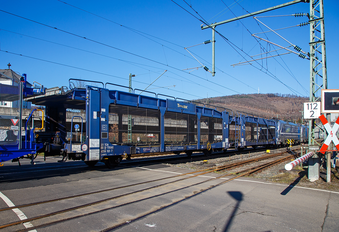 2 x 2 achsiger leerer offener Doppelstock-Autotransportwagen (Wageneinheit) 23 88 4356 921-7 B-TOUAX, der Gattung Laaers, der irländischen Vermietungsfirma TOUAX Rail Limited, am 14.02.2023 im Zugverband bei einer Zugdurchfahrt in Niederschelde (Sieg).

TECHNISCHE DATEN (laut Anschriften):
Gattungskennzahl: 4356
TOUAX Firmeneigene Bezeichnung: Laaers 33t payload / Laaers 1
Spurweite: 1.435 mm
Anzahl der Achsen: 4 (2 x 2)
Länge über Puffer : 31.000 mm
Achsabstände: 9.000 mm / 6.500 mm / 9.000 mm
Laufraddurchmesser : 840 mm (neu)
Ladelänge : 30.090 mm (unten) / 30.560 mm (oben)
Höchstgeschwindigkeit: 100 km/h (beladen) / 120 km/h (leer)
Eigengewicht: 37.600 kg
Nutzlast: 26,4 t bei Streckenklasse  A, 33,4 t ab Streckenklasse B 
Kleinster befahrbarer Gleisbogenhalbmesser: R 75 m
Bremse: GP-A (K)
Bremssohle: C 810
Handbremse: Ja
Verwendungsfähigkeit: TEN-GE
