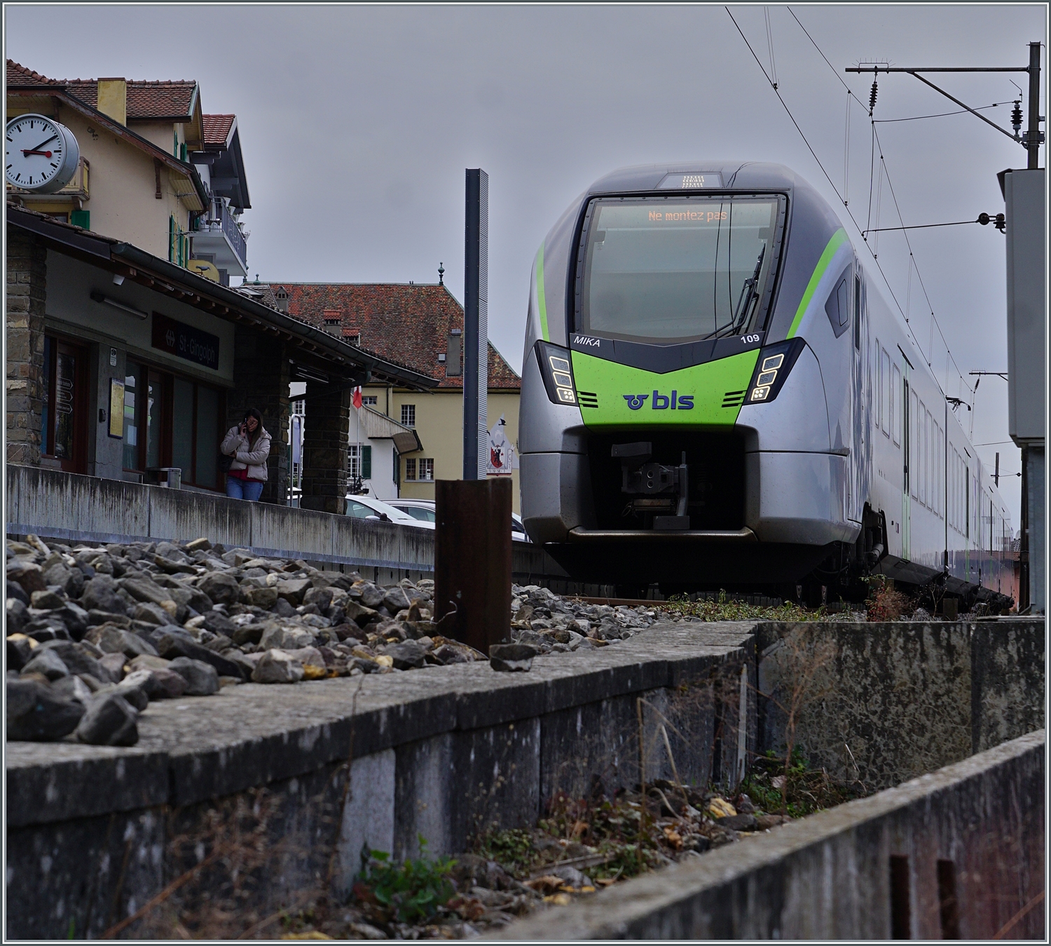 20 % mehr Reisende - Region Alpes kommt an ihre Grenzen und hat deshalb bei der BLS einen RABE 528 MIKA gemietet, der von MO bis FR zwei bis drei Umläufe abdeckt und so die dafür frei werdenden Domino-Züge zur Verstärkung anderer herangezogen werden. 

Das Bild zeigt den BLS RABe 528 109 in St-Gingolph der als R 91 6125 auf die Abfahrt nach Brig wartet. 4. März 2024