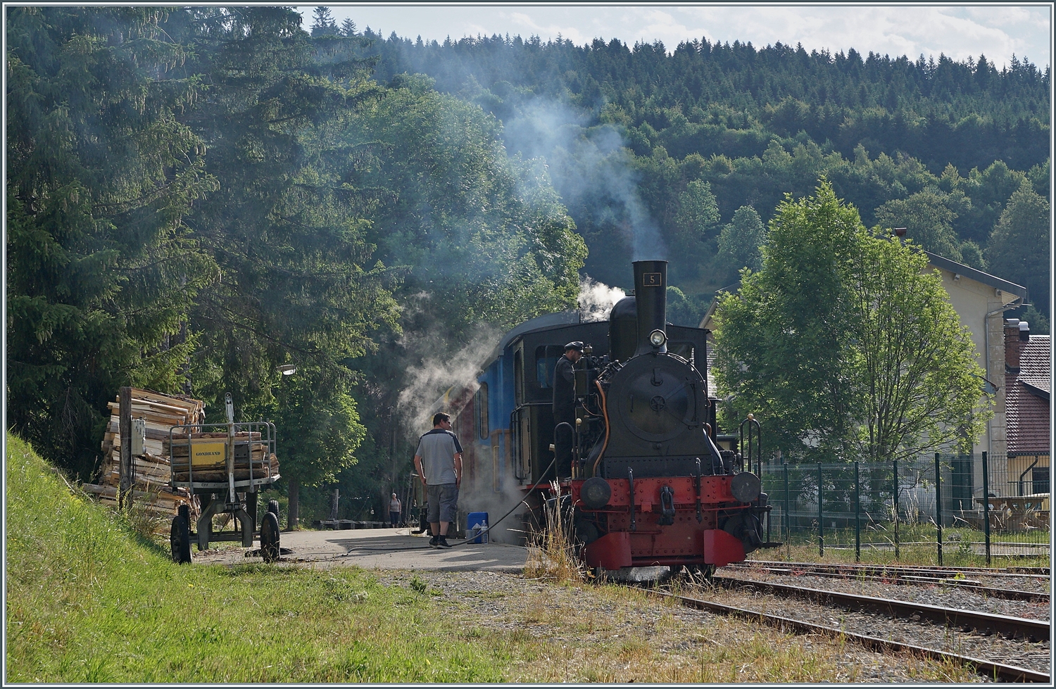 30 ANS CONI'FER /30 Jahre Coni'Fer - Zum dreissigsten Geburtstag dieser eindrücklichen Museumsban auf einem Teilabschnitt der internationalen Strecke Milano - Paris im Jura zwischen Vallorbe und Pontarlier verkehren die Zuge im Stundentakt. Im Coni''Fer Bahnhof von Les Hôpitaux Neufs wird bereits lange vor der Abfahrt die E 3/3 N° 5 für die erste Fahrt vorbereitet. 

15. Juli 2023