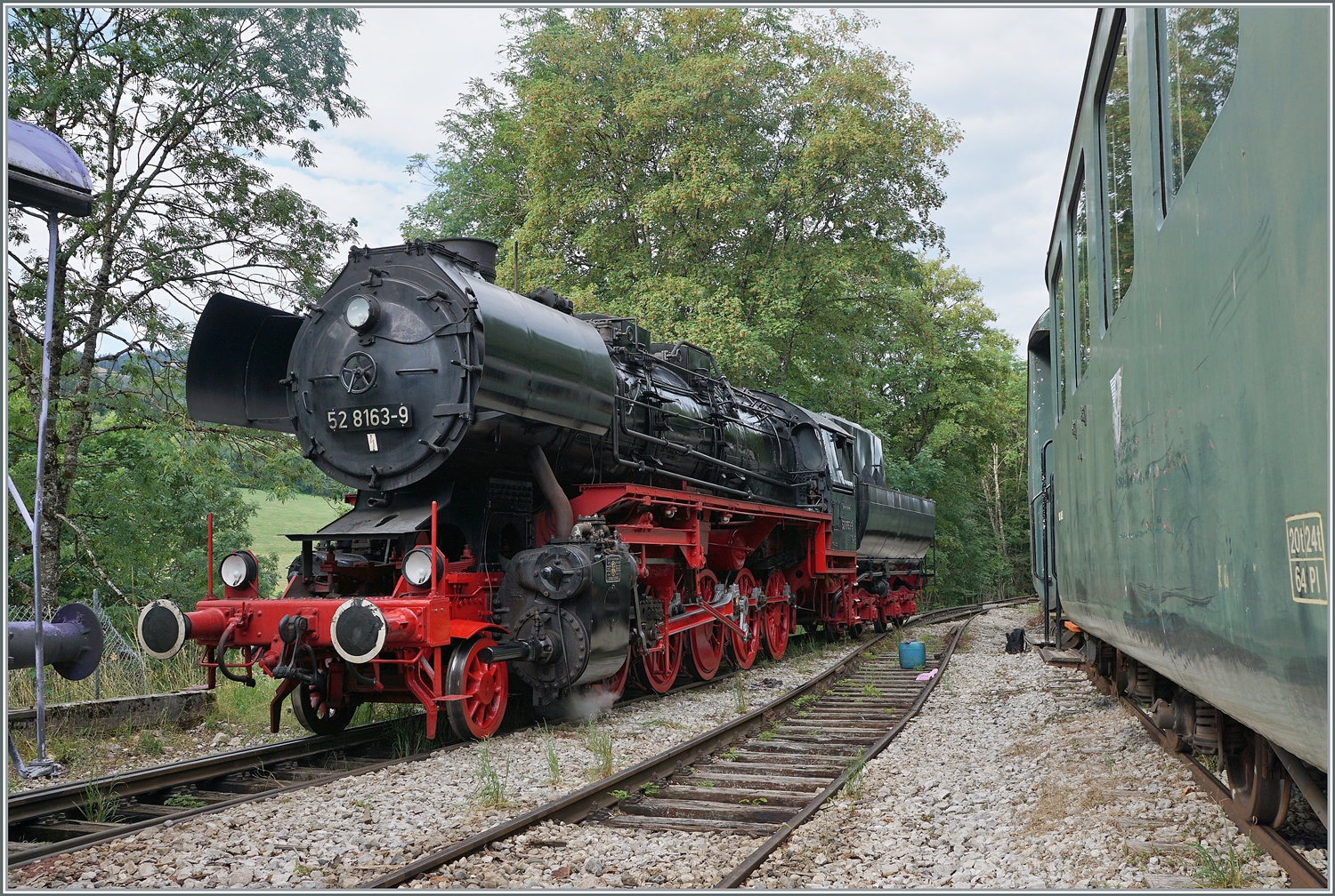 30 ANS CONI'FER /30 Jahre Coni'Fer - Der Stolz der Coni'Fer: die mächtige 52 8163-9. Da die Lok für die relativ kurze Strecke ziemlich gross ist und anscheinend recht viel Brennstoff (Holz) verbraucht, ist die herrliche Dampflok nur zu besonderen Anlässen im Einsatz; und das 30 Jahre Jubiläum ist natürlich ein solcher Anlass. Das Bild entstand im frei zugänglichen Museumsgelände der Coni'Fer in Les Hôpitaux Neufs.

15. Juli 2023 