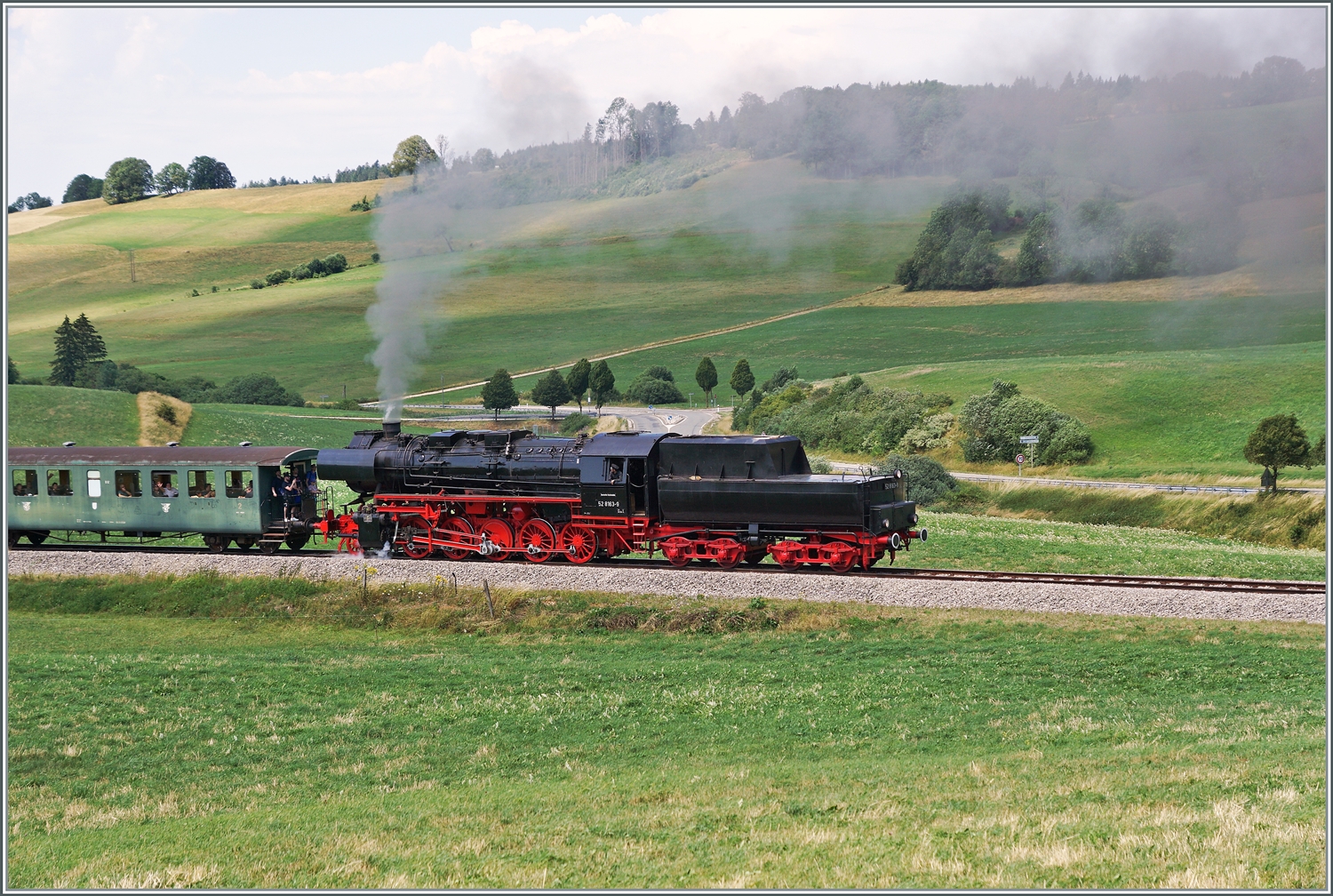 30 ANS CONI'FER /30 Jahre Coni'Fer - die mächtige (ex) DR 52 8163-9 der Coni'Fer kurz vor  Le Touillon. 

15. Juli 2023
