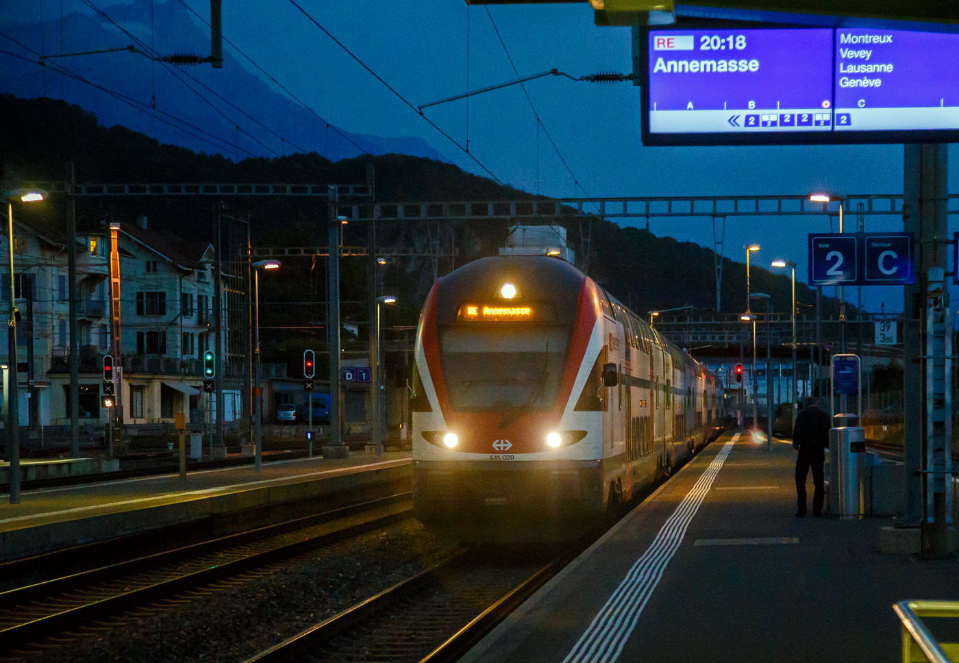 Abendstimmung beim Bahnhof Aigle am 08 September 2023
Der sechsteilige SBB Dosto RABe 511 020, erreicht als RE von St-Maurice nach Annemasse pünktlich den Bahnhof.
