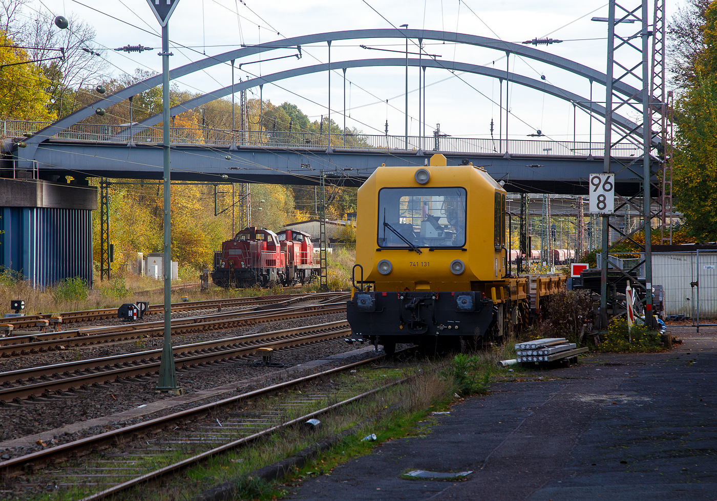 Abgestellt zur Wochenendruhe in Kreuztal am 30.10.2022:
Rechts DB 741 131 ein Gleisarbeitsfahrzeug GAF 100 R (Schweres Nebenfahrzeug Nr. 99 80 9420 037-0, ex 97 17 50 011 18-3) mit Gleiskraftwagenanhänger H27 (Schweres Nebenfahrzeug Nr. D-DB 99 80 9750 390-3, ex 35.1.049), beide von der DB Netz AG

Links hinter der Brücke die DB 265 003-4 eine Voith Gravita 15L BB und dahinter die DB 294 691-3 (ex DB 294 171-7, ex DB 290 171-8) eine remotorisierte V 90.
