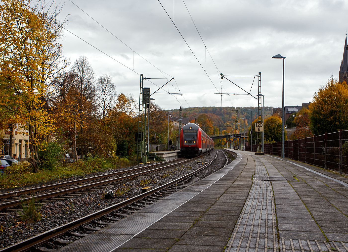 Am 16 Oktober 2025 gab es in Betzdorf/Sieg eine Weichenstörung, so hatte der gerade in den Bahnhof Kirchen/Sieg eingefahrene RE 9 - Rhein Sieg Express (RSX) Siegen - Köln – Aachen, geschoben von der 146 006-2 (91 80 6146 006-2 D-DB) der DB Regio NRW, länger Hp 0 und musste einen entgegenkommenden Güterzug abwarten. 