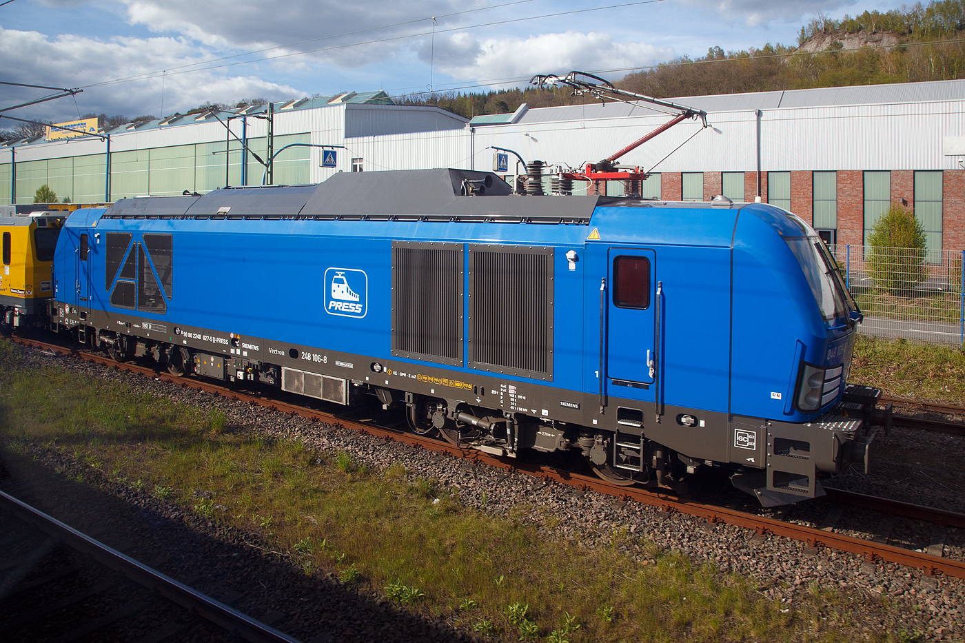 Am R�ckweg von K�ln am 30.04.2023, konnte ich schon den Schienenpr�fzug in der ungew�hnlichen Komposition, in Wissen (Sieg) aus dem Zug heraus sehen. An den Lichtern der f�hrenden  Lok konnte ich erkennen, dass er uns �berholen lassen muss und wohl dann unserem RE 9 folgt.

Hier im Detail die SIEMENS Vectron Dual Mode 248 027-5 (90 80 2248 027-5 D-PRESS) alias 248 106-8 der PRESS (Eisenbahnbau- und Betriebsgesellschaft Pressnitztalbahn mbH, J�hstadt). Die Lok wurde 2022 von SIEMENS in M�nchen-Allach unter der Fabriknummern 23169 gebaut und an die PRESS - Eisenbahnbau- und Betriebsgesellschaft Pressnitztalbahn mbH in J�hstadt geliefert. Die Vectron DM hat die Zulassung f�r Deutschland f�r eine H�chstgeschwindigkeit 160 km/h.

Die Bildqualit�t ist durch die nicht so gut, wie die in Kirchen vom Bahnsteig, aber hier der halt von der anderen Seite.
