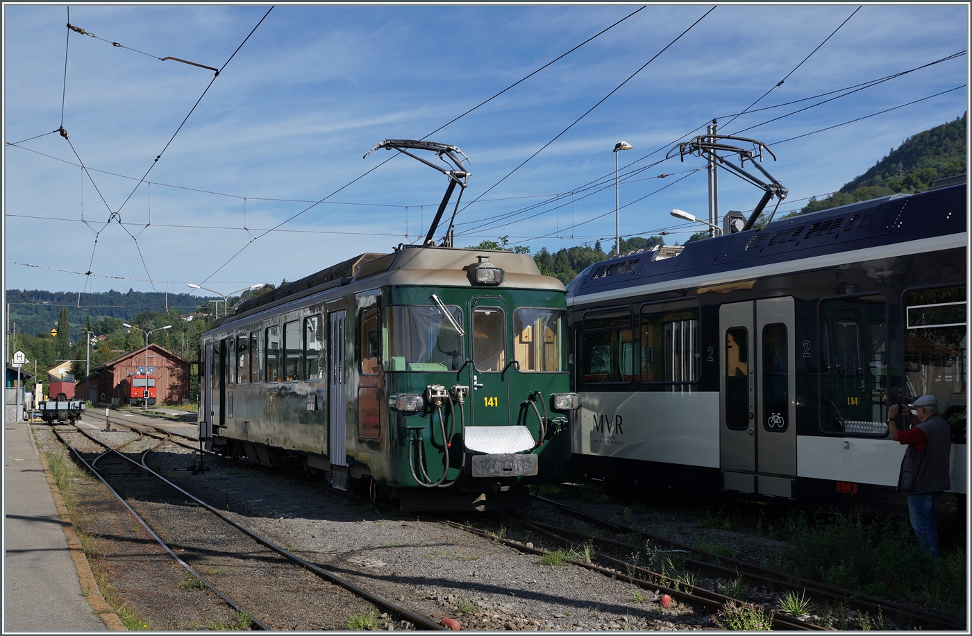 Autour de la voie ferrée / Rund um die eiserne Bahn (Herbstevent 2024) - Dieses Jahr zu Gast bei der Blonay-Chamby Bahn: der wunderschön hergerichtet GFM (Historique) BDe 4/4 141 in  Tannengrün ; welches auf der Front des Triebwagens durchs Sonnenlicht schön zur Geltung gebracht wird. Der Triebwagen wurde 1972 gebaut. Das Bild zeigt den GFM Triebwagen beim Rangieren in Blonay mit einem  GmP .

7. Sept. 2024