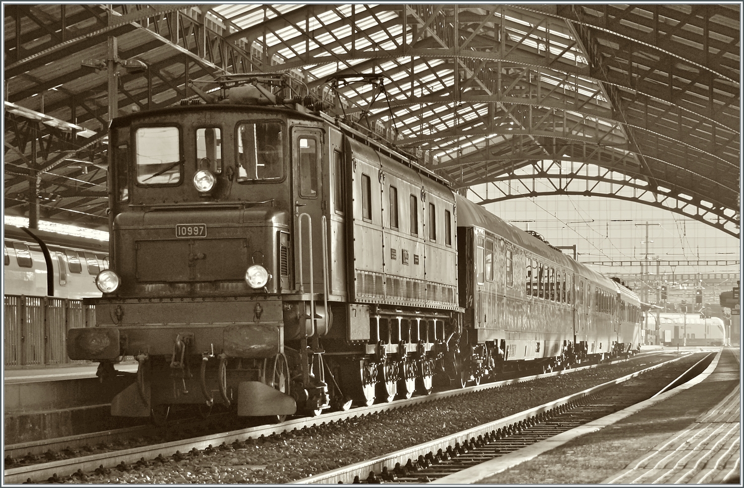 Bei all den schönen Dingen bei der Eisenbahn gehört die Ae 4/7 ohne Frage auch dazu. Die Ae 4/7 10997 (Swisstrain) wartet mit ihrem edlen St.Valentin Extrazug in Lausanne auf die baldige Abfahrt. 

12. Februar 2023