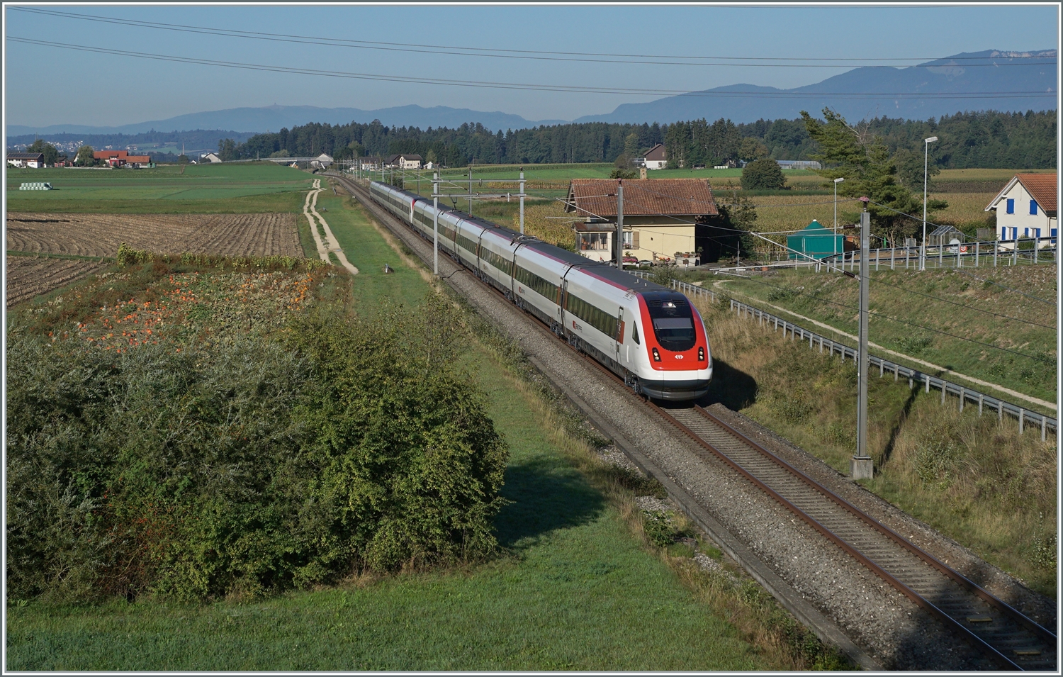 Bei Bolken, am ehemaligen Bahnwärterhäuschen vorbei, fährt ein ICN 500 auf dem Weg vom Lac Léman zum Bodensee durchs Mittelland. Was das beschauliche Bild nicht zeigt, ist dass der ICN mit gut 200 km/h über die Ausbaustrecke in Richtung NBS fährt! Gleis liegen hier schon lange: Die 1857 eröffnete Strecke von Herzogenbuchsee nach Solothurn war eine wichtige Verbindung in die Westschweiz bis 1876 die Gäubahn nach  Neu Solothurn  nach kaum zwanzig Jahren zur Nebenbahn degradierte. Noch bis 2004 hielt sich die Strecke und beim Bau der Anbindung von Solothurn zur NBS wurde auf dem Abschnitt Solothurn - Inkwil das Trasse der alten  Buchsibahn  genutzt.

12. September 2022